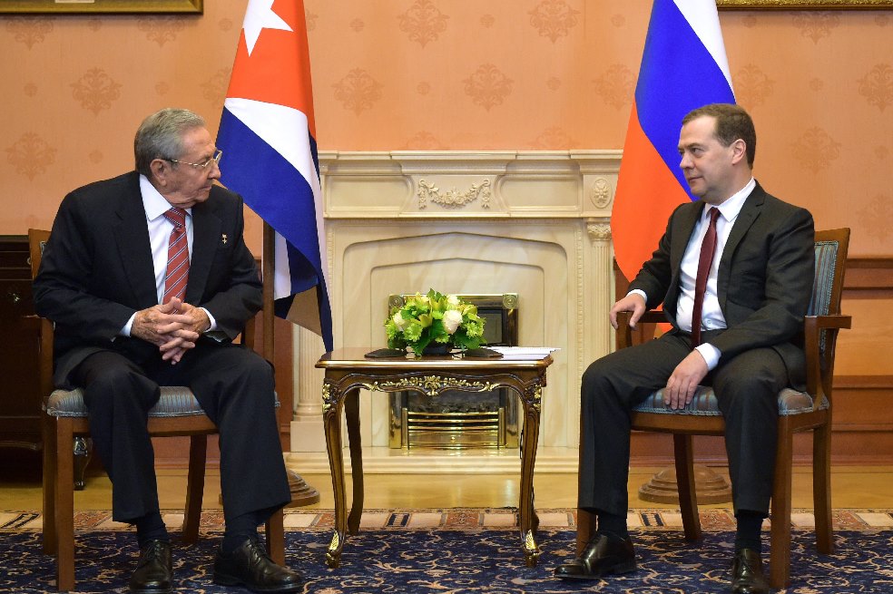 El primer ministro ruso, Dmitri Medvédev (d), conversa con el presidente cubano, Raúl Castro./ EFE