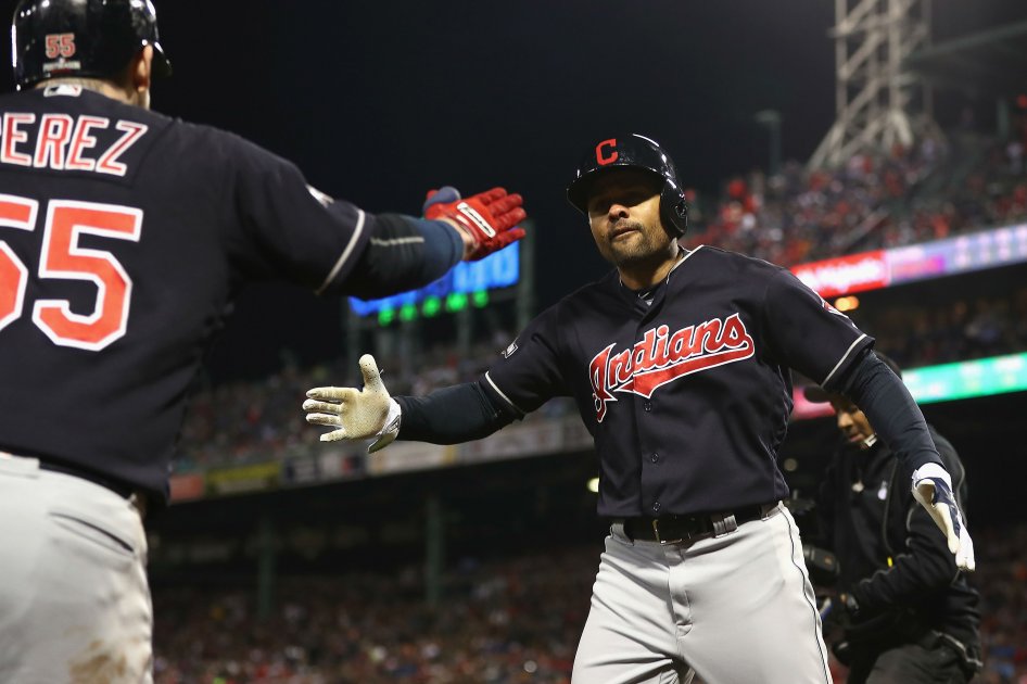 Coco Crisp y Roberto Pérez celebran una de las carreras de los Indios contra los Medias Rojas. Foto: AFP