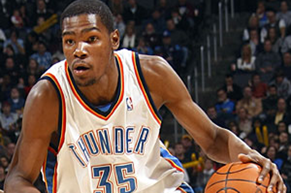 Kevin Durant de los Thunder lidera la tabla de anotadores