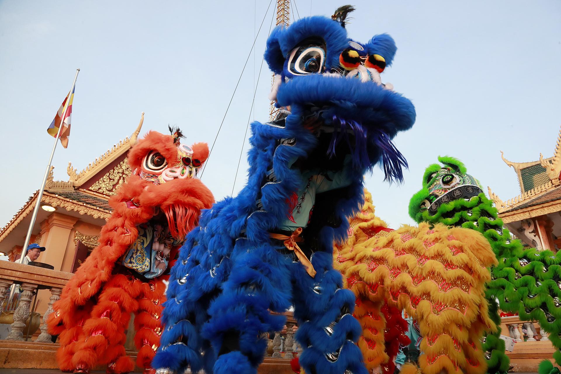 PHNOM PENH (Cambodia), 16/02/2026.- Cambodians perform the traditional Chinese Lion dance near the Royal Palace ahead of the upcoming Lunar New Year, in Phnom Penh, Cambodia, 16 February 2026. The Lunar New Year, also known as Spring Festival in China and Tet in Vietnam, falls on 17 February, marking the beginning of the Year of the Fire Horse. (Camboya) EFE/EPA/KITH SEREY