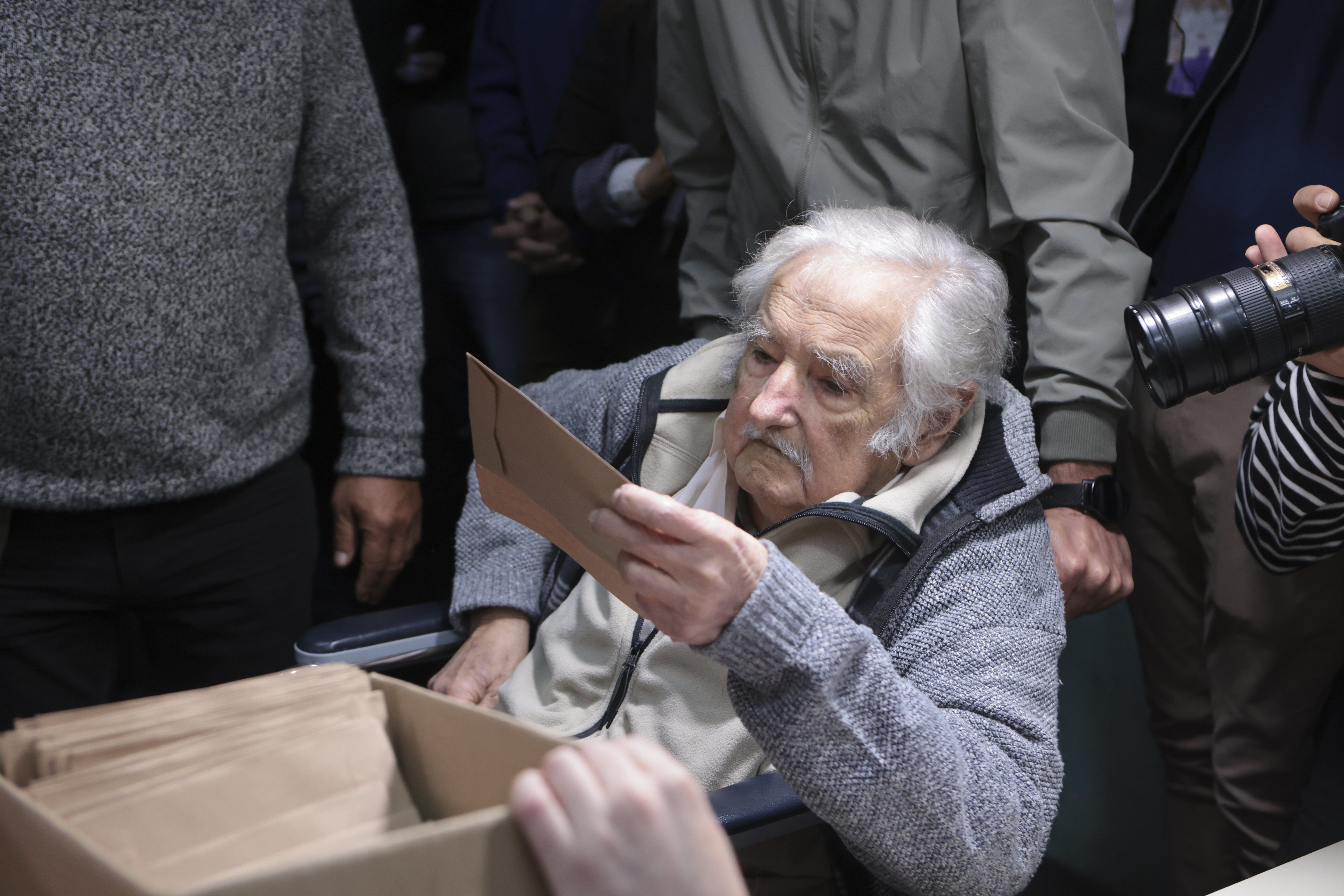 MONTEVIDEO, 27/10/2024.- El ex presidente de Uruguay José Mujica vota este domingo en las elecciones presidenciales y parlamentarias del país. Los centros de votación para las elecciones presidenciales y parlamentarias que Uruguay afronta este domingo y en las que podrán votar unos 2,7 millones de ciudadanos quedaron abiertos a las 8:00 hora local (11:00 GMT). En esta elección, los votantes elegirán a la fórmula presidencial que liderará el país sudamericano en el período 2025-2030, así como también a los integrantes de la Cámara de Senadores (30 miembros más el vicepresidente de la República) y la Cámara de Diputados (99 miembros). No obstante, para convertirse en el sucesor de Luis Lacalle Pou cualquiera de los candidatos deberá conseguir más del 50 % de los votos válidos. De lo contrario, los dos más votados avanzarán a una segunda vuelta, que se llevará a cabo el domingo 24 de noviembre. EFE/ Gaston Britos