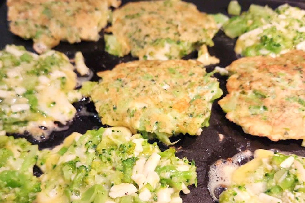Receta para preparar “pancakes” de vegetales para los niños