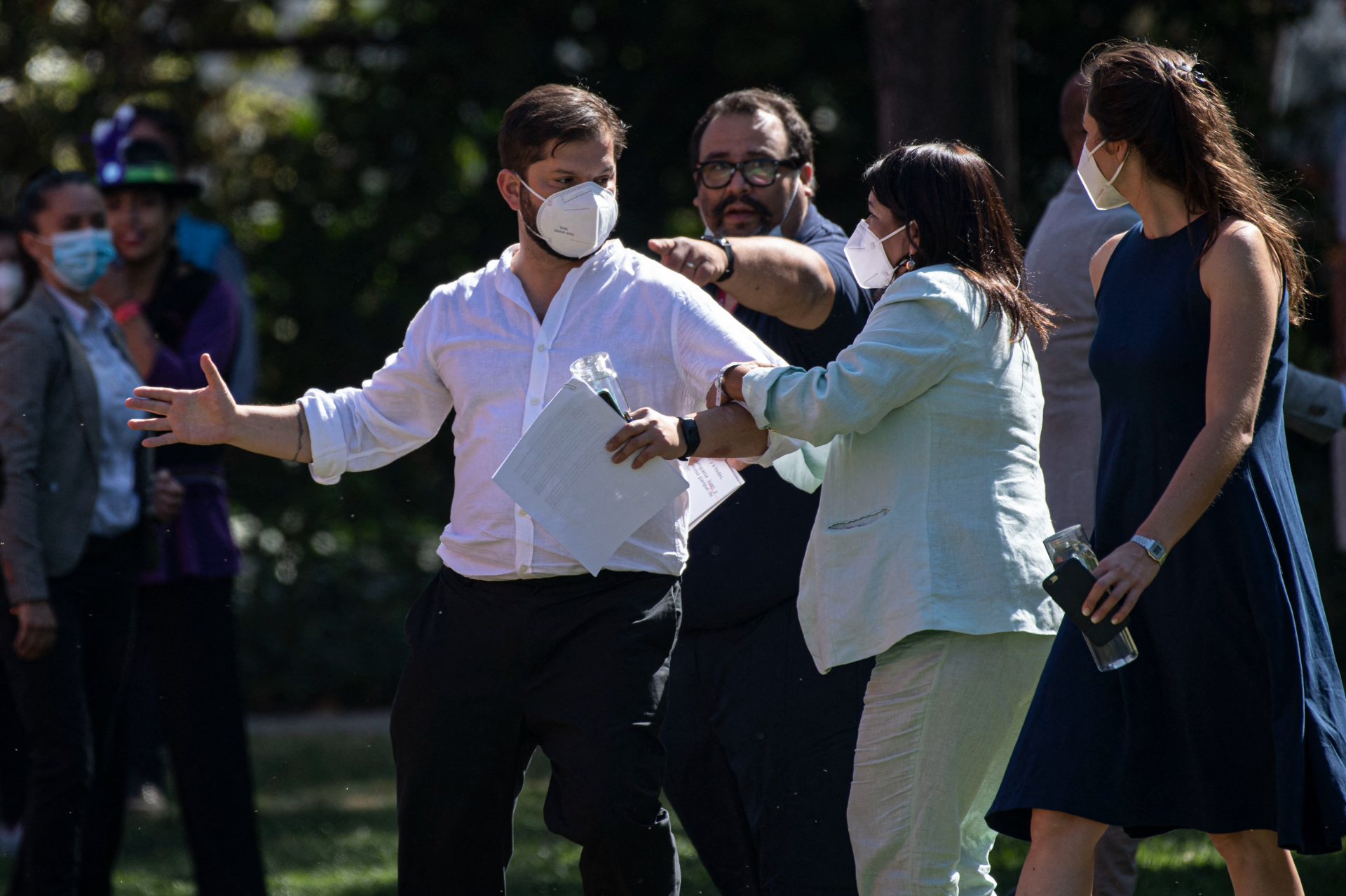 El presidente de Chile, Gabriel Boric, llegó, junto con su pareja, Irina Karamanos, a un popular barrio de Santiago, para compartir con sus seguidores y su gabinete.