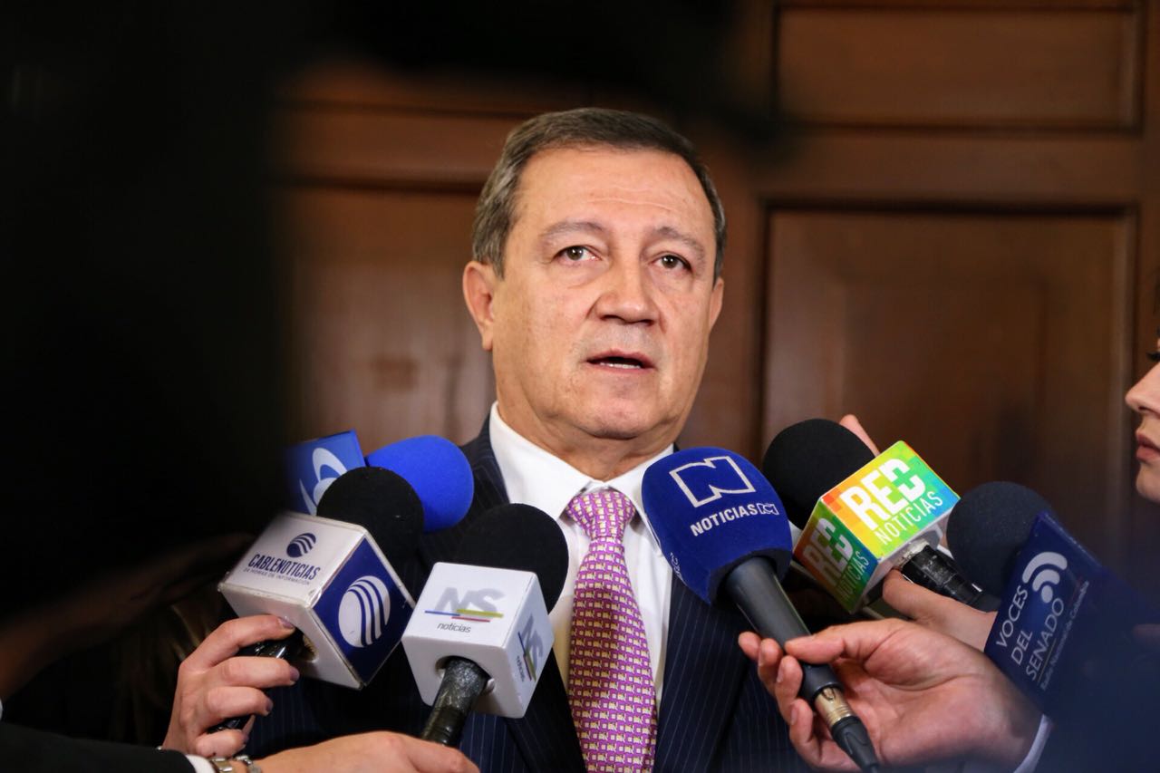 Presidente del Senado se va contra Santos durante posesión de Duque