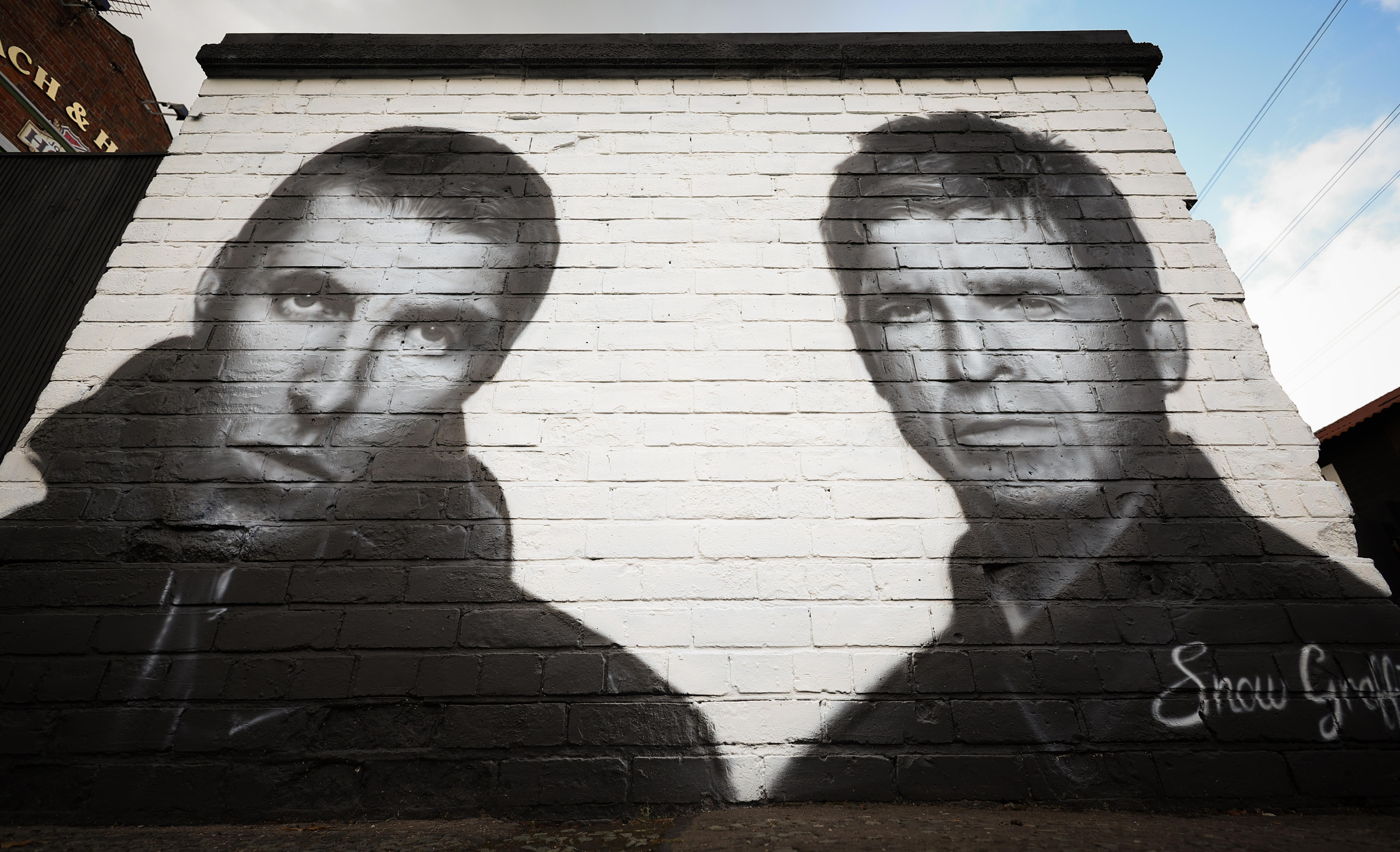 Manchester (United Kingdom), 29/08/2024.- A mural of Liam and Noel Gallagher of British band Oasis on the wall of the Coach and Horses pub in Manchester, Britain, 29 August 2024. The mural was painted by street artist Snow Graffiti Scott and appeared shortly after the band announced their reunion. Oasis have announced a number of live reunion concert dates in Cardiff, Manchester, London, Edinburgh, and Dublin, having reformed after a 15-year split. (Reino Unido, Edimburgo, Londres) EFE/EPA/ADAM VAUGHAN