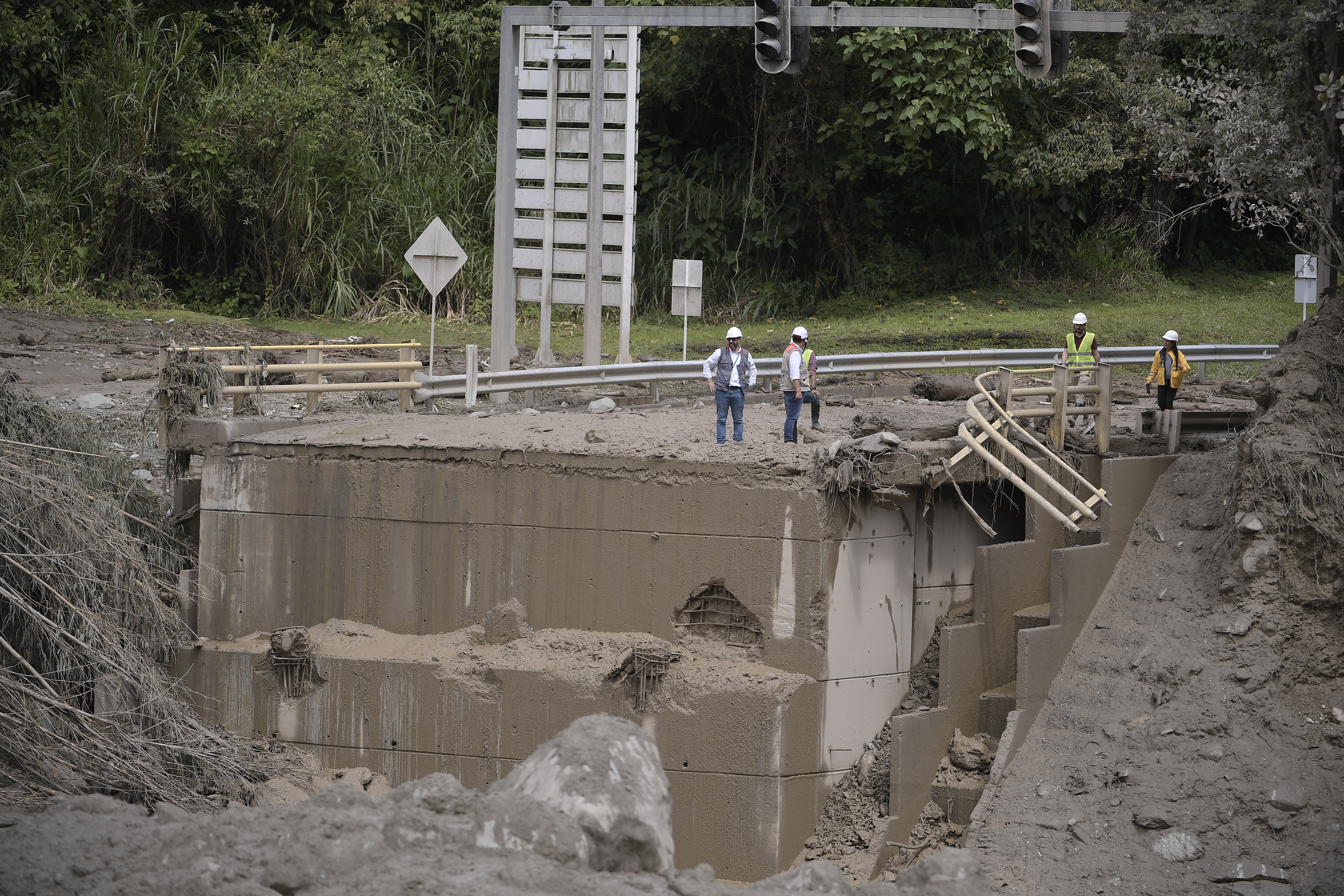 Quetame: anuncian ayudas a comerciantes, mientras avanza la instalación del puente