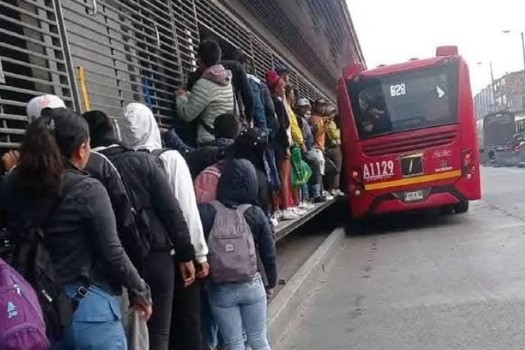 Graban a usuarios de Transmilenio haciendo fila para colarse, gerencia responde