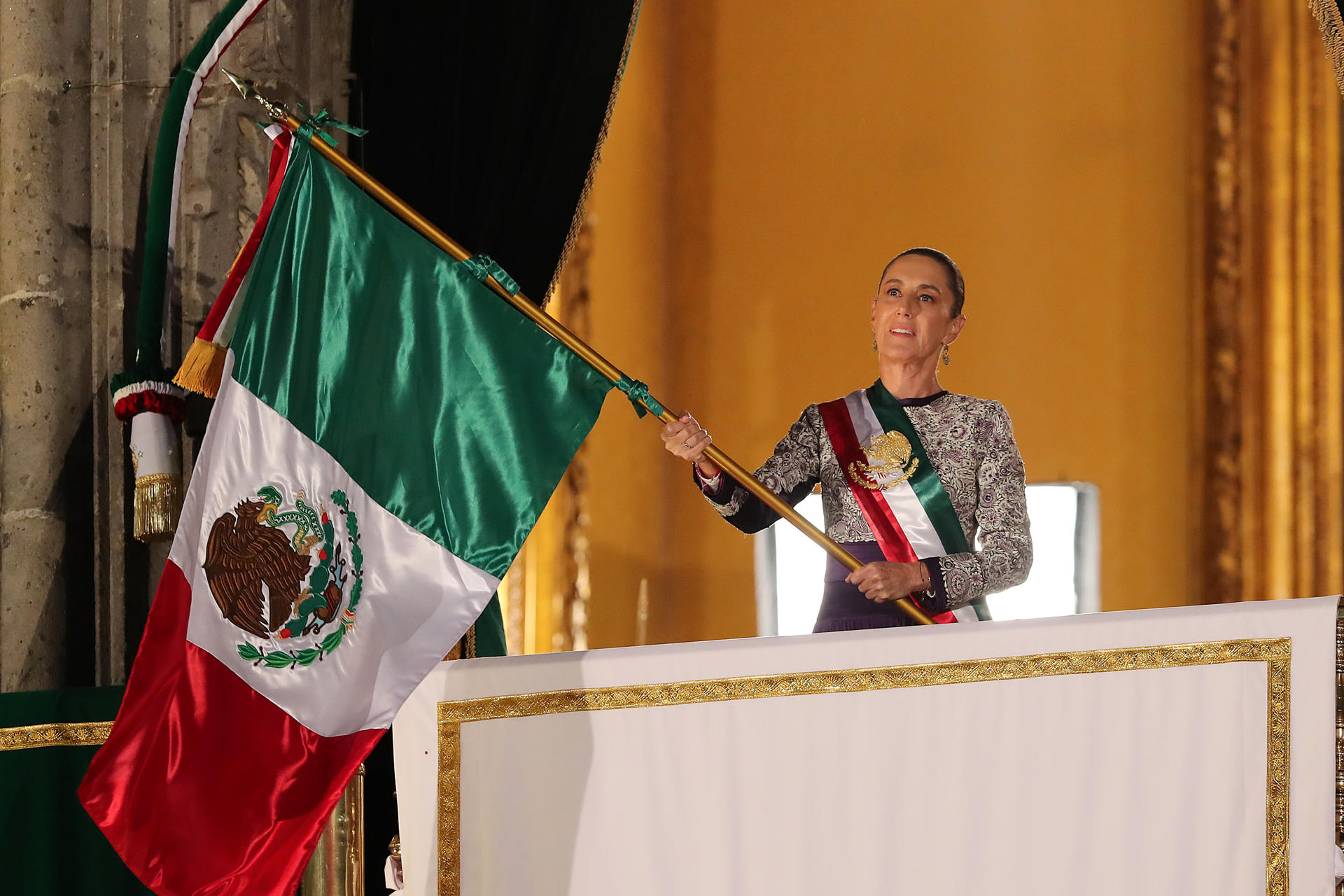 MEX2763. CIUDAD DE MÉXICO (MÉXICO), 16/09/2025.- La presidenta de México, Claudia Sheinbaum, participa en la ceremonia por el 215 aniversario del Grito de Independencia, este lunes desde el balcón central del Palacio Nacional, en Ciudad de México (México). EFE/ Mario Guzmán
