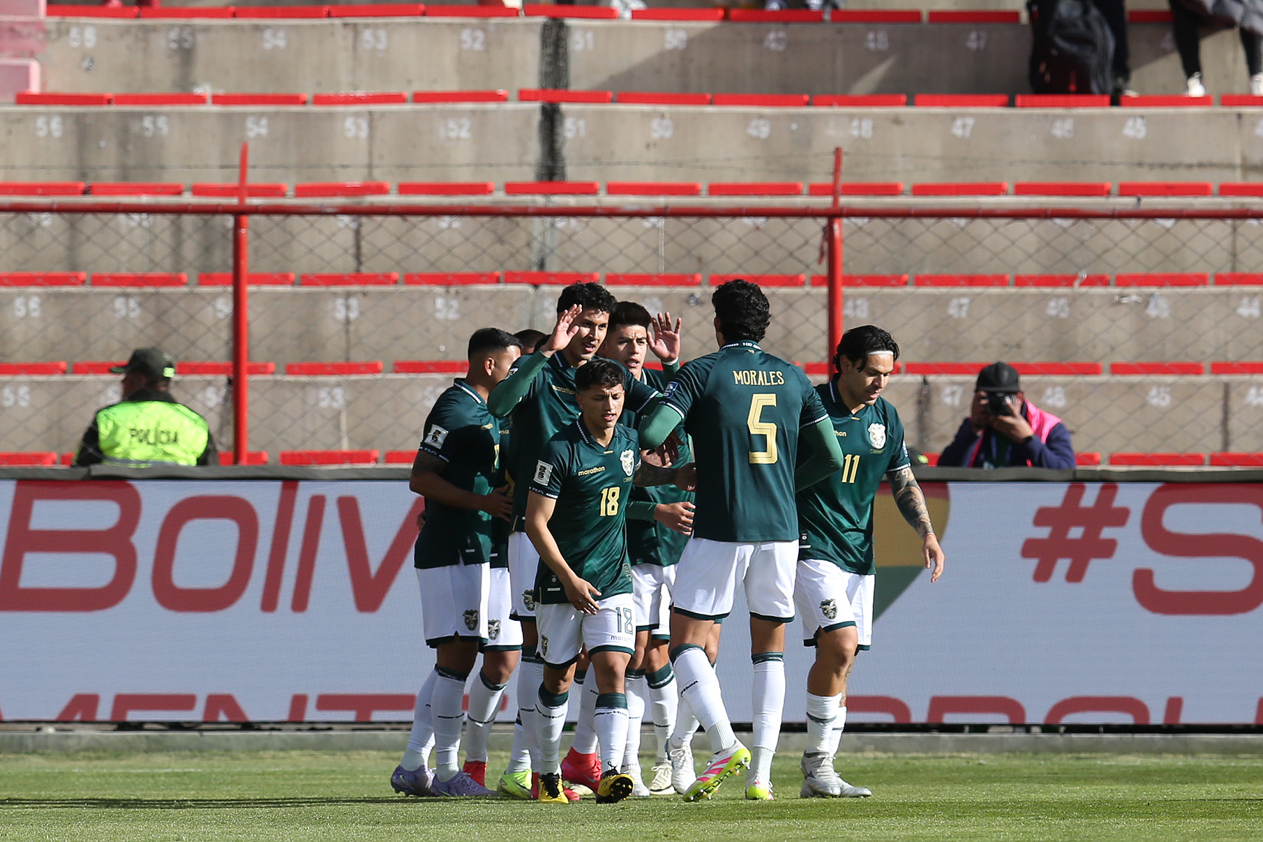 EVE6407. EL ALTO (BOLIVIA), 10/06/2025.- Jugadores de Bolivia celebran un gol ante Chile este martes, en un partido por las eliminatorias sudamericanas para el Mundial 2026 entre las selecciones de Bolivia y Chile en el estadio Municipal en El Alto (Bolivia). EFE/Esteban Biba