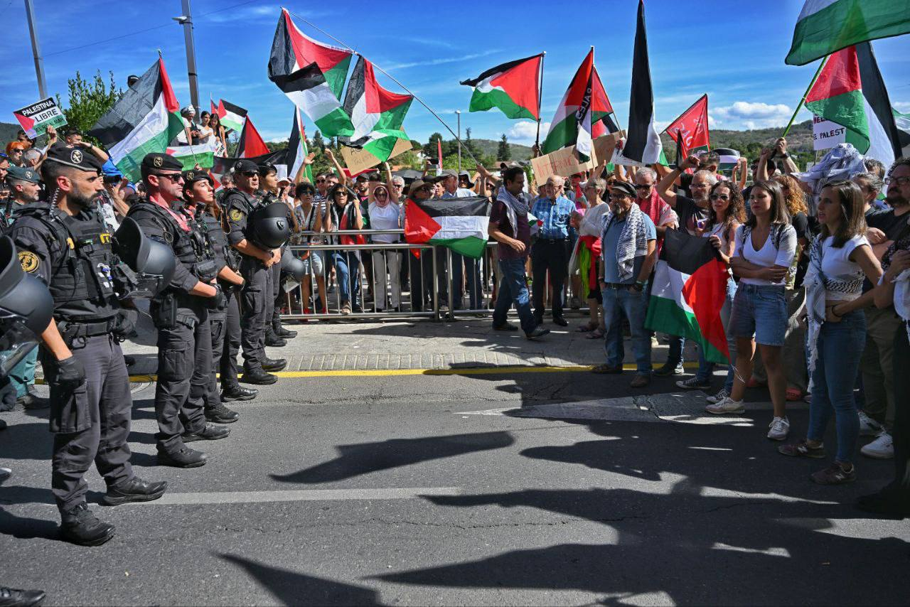 CERCEDILLA (MADRID), 13/09/2025.- La eurodiputada y número dos de Podemos, Irene Montero, y la líder Ione Belarra participan en la concentración pro Palestina en Cercedilla. La vigésima etapa de la Vuelta que se disputa entre Robledo de Chavela y La Bola del Mundo ha sufrido un pequeño recorte en su recorrido evitando el paso por la localidad de Cercedilla debido a la concentración de manifestantes propalestinos. EFE/Podemos /SOLO USO EDITORIAL/SOLO DISPONIBLE PARA ILUSTRAR LA NOTICIA QUE ACOMPAÑA (CRÉDITO OBLIGATORIO)