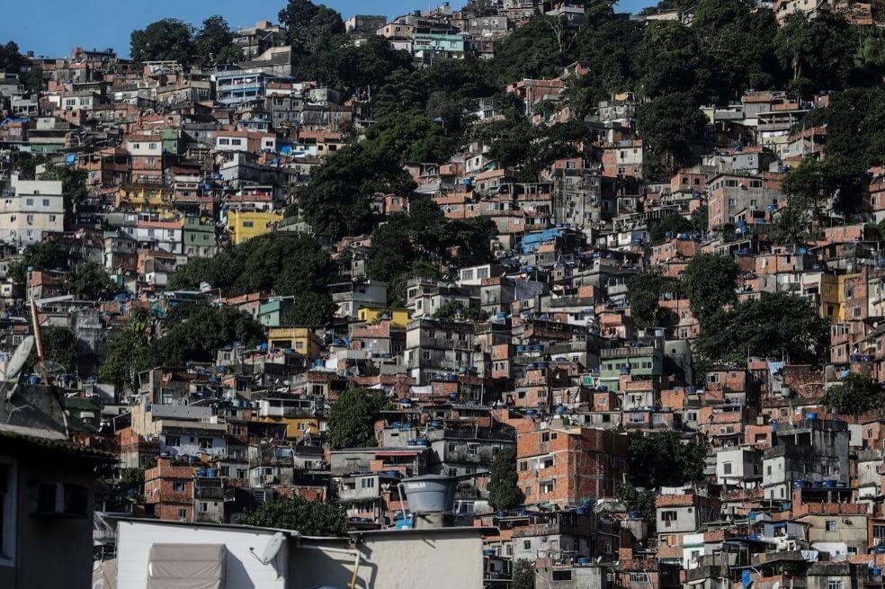 La favela Rocinha durante la pandemia del coronavirus este lunes en Río de Janeiro (Brasil).  / EFE