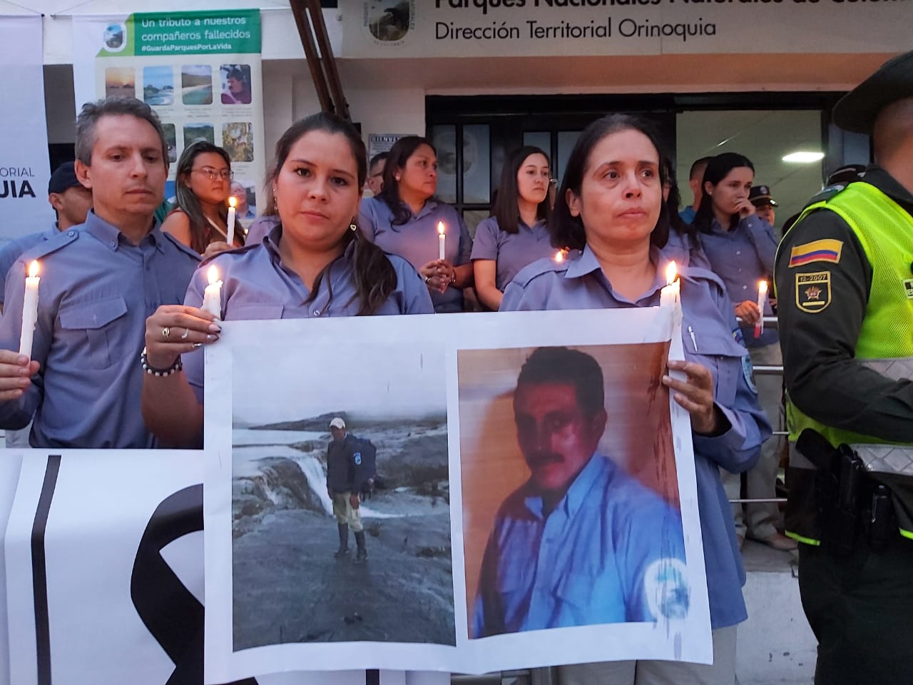 Con velas y pancartas rechazaron el asesinato del guardaparque en El Cocuy.Cortesía Parques NaturalesDesde diferentes lugares de trabajo rindieron un minuto de silencio a las víctimas.Cortesía Parques Naturales#GuardaparquesPorLaVida, una campaña en contra del homicidio de Silva, y de los más de 12 trabajadores de PNN asesinados.Cortesía Parques Naturales