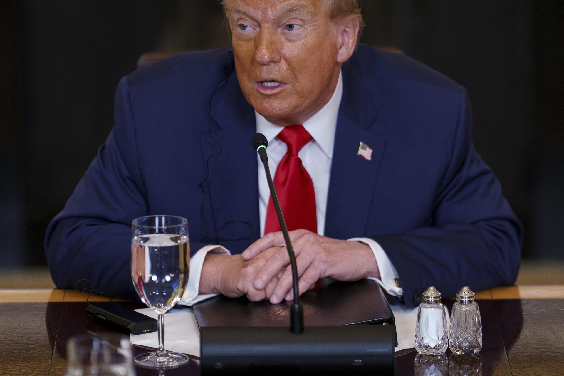 WASHINGTON (United States), 09/07/2025.- US President Donald Trump during a meeting with African leaders at the White House, Washington, DC, USA, 09 July 2025. US President Trump is meeting with the leaders of Gabon, Guinea-Bissau, Liberia, Mauritania and Senegal at the White House to discuss trade. EFE/EPA/WILL OLIVER / POOL
