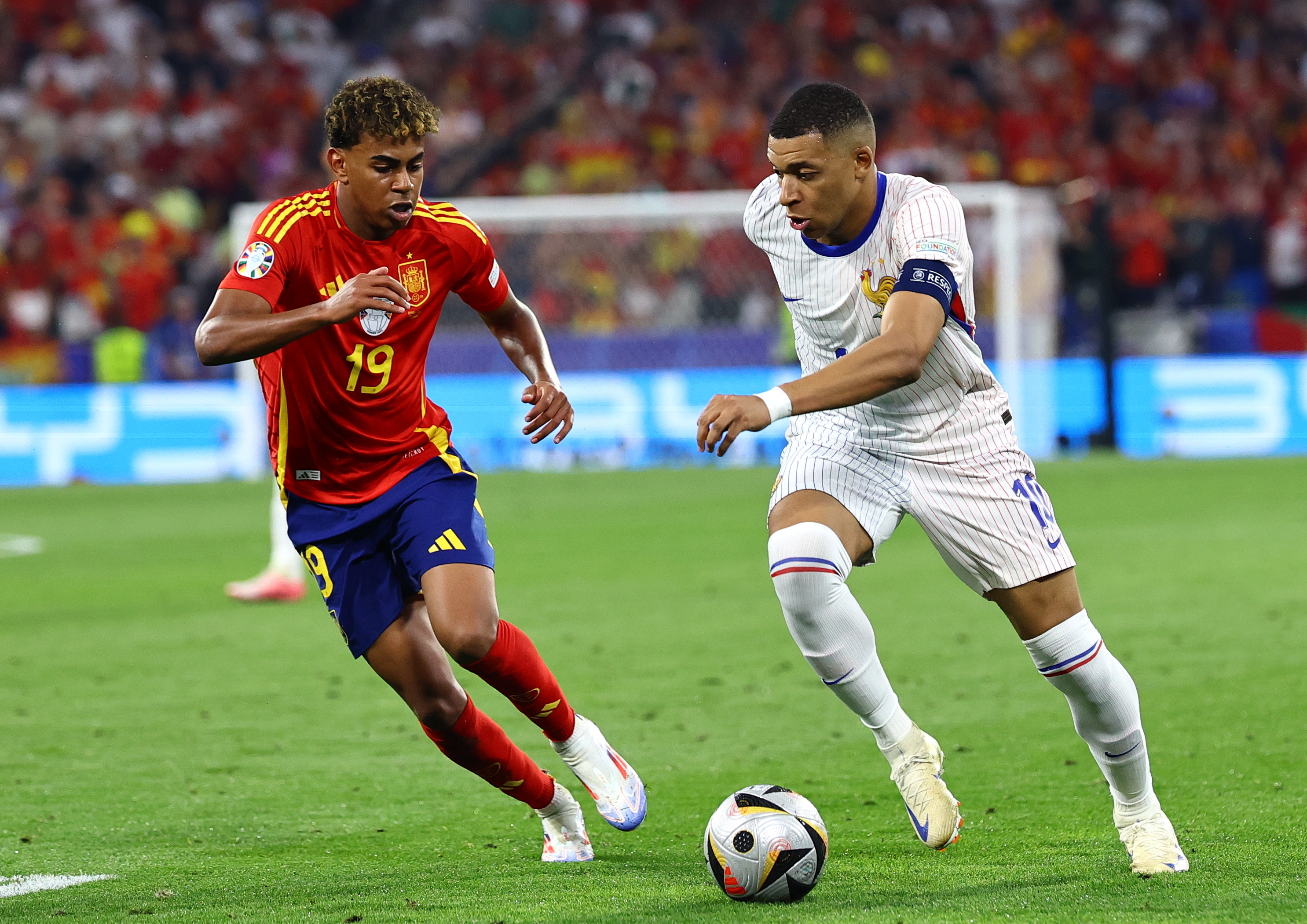 Conozca los futbolistas mejor pagados del mundo en 2025, según Forbes