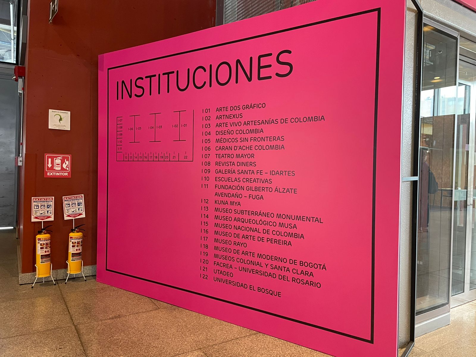 La sección "Instituciones" quiso reunir diferentes agentes culturales del arte nacional e internacional como revistas, museos, fundaciones y otros emprendimientos culturales para que divulguen y promocionen su trabajo.