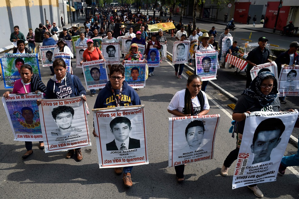 Students and relatives of the 43 students of the teaching training school in Ayotzinapa who went missing on September 26, 2014, protest ahead of the fifth anniversary of their disappearance, in Mexico City on September 25, 2019. The Mexican prosecutor-general's office said -last September 18- it will reinvestigate "almost from scratch" the disappearance and suspected massacre of 43 students in 2014, a case that still haunts the country. / AFP / ALFREDO ESTRELLA