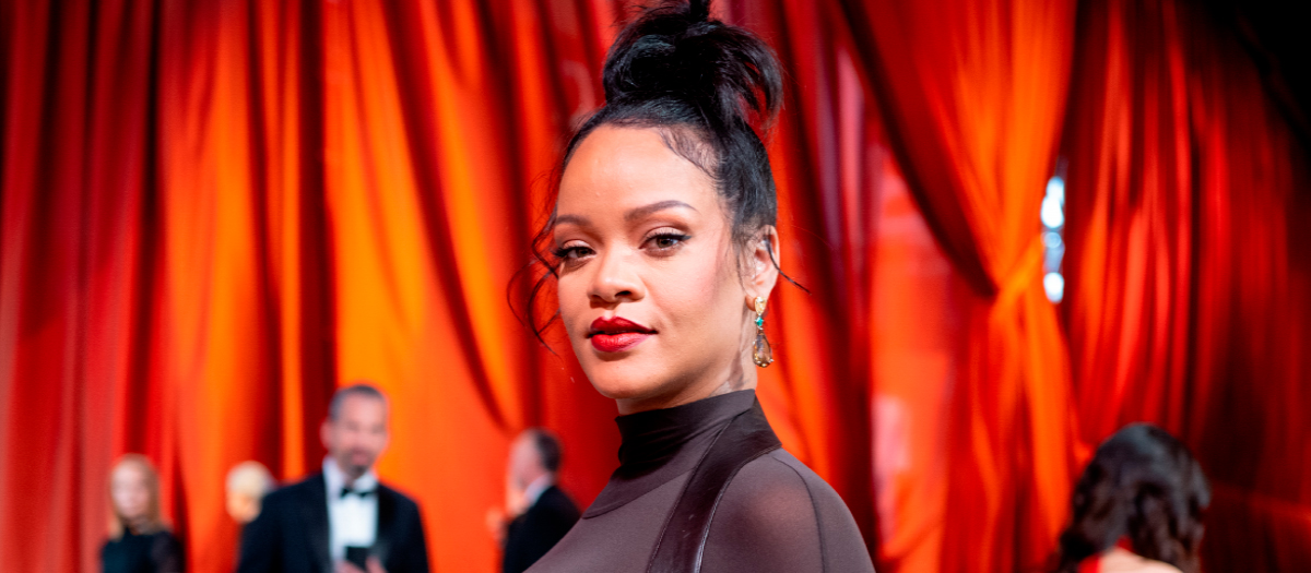 Para esta ocasión, Rihanna escogió la firma Courrèges para vestirla.