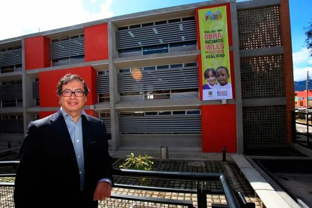 Petro entregó el colegio número 24
