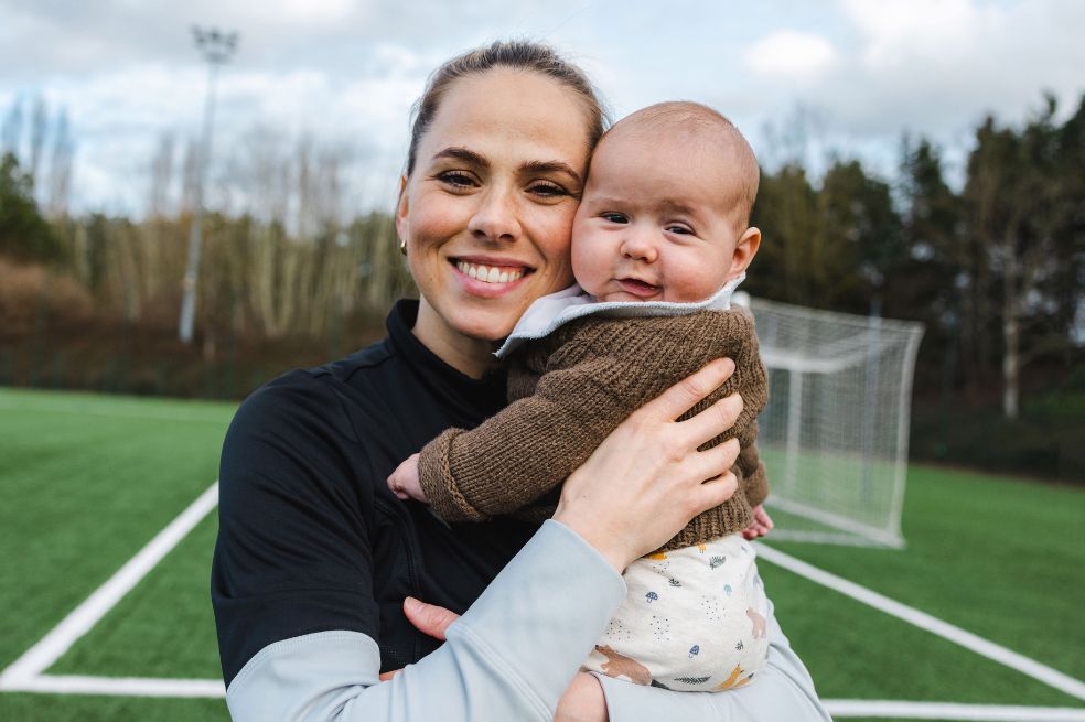 Sara Bjork Gunnarsdottir con su hijo.
