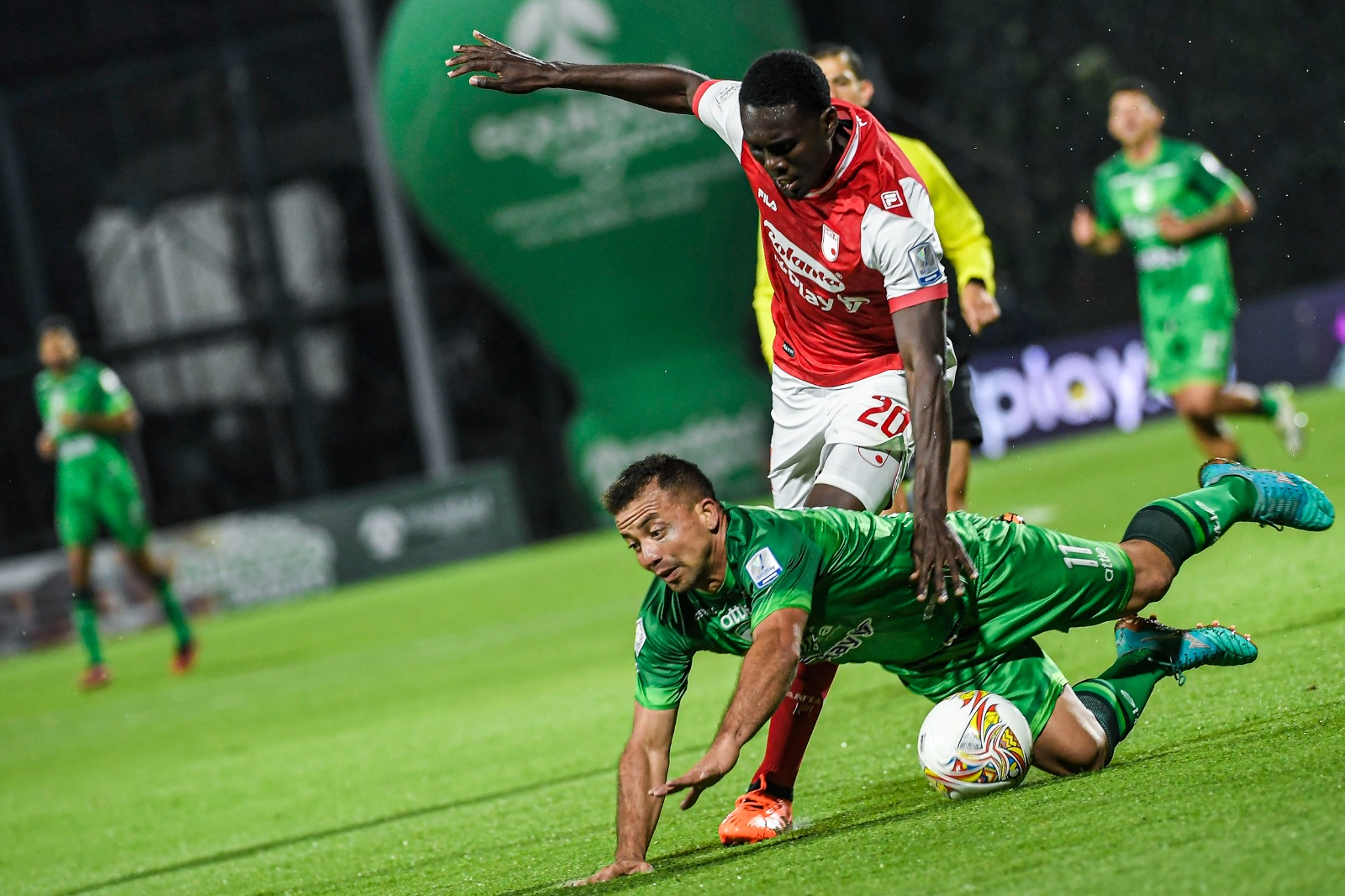 Llama la atención que en los partidos entre ambos los marcadores han sido ajustados. Tan solo en una oportunidad, en la primera fecha de 2015, Santa Fe venció 4-0 a Equidad y en cuatro ediciones el cardenal le ha anotado tres goles al asegurador. De resto, abundan victorias por uno o dos goles y varios empates a un gol.