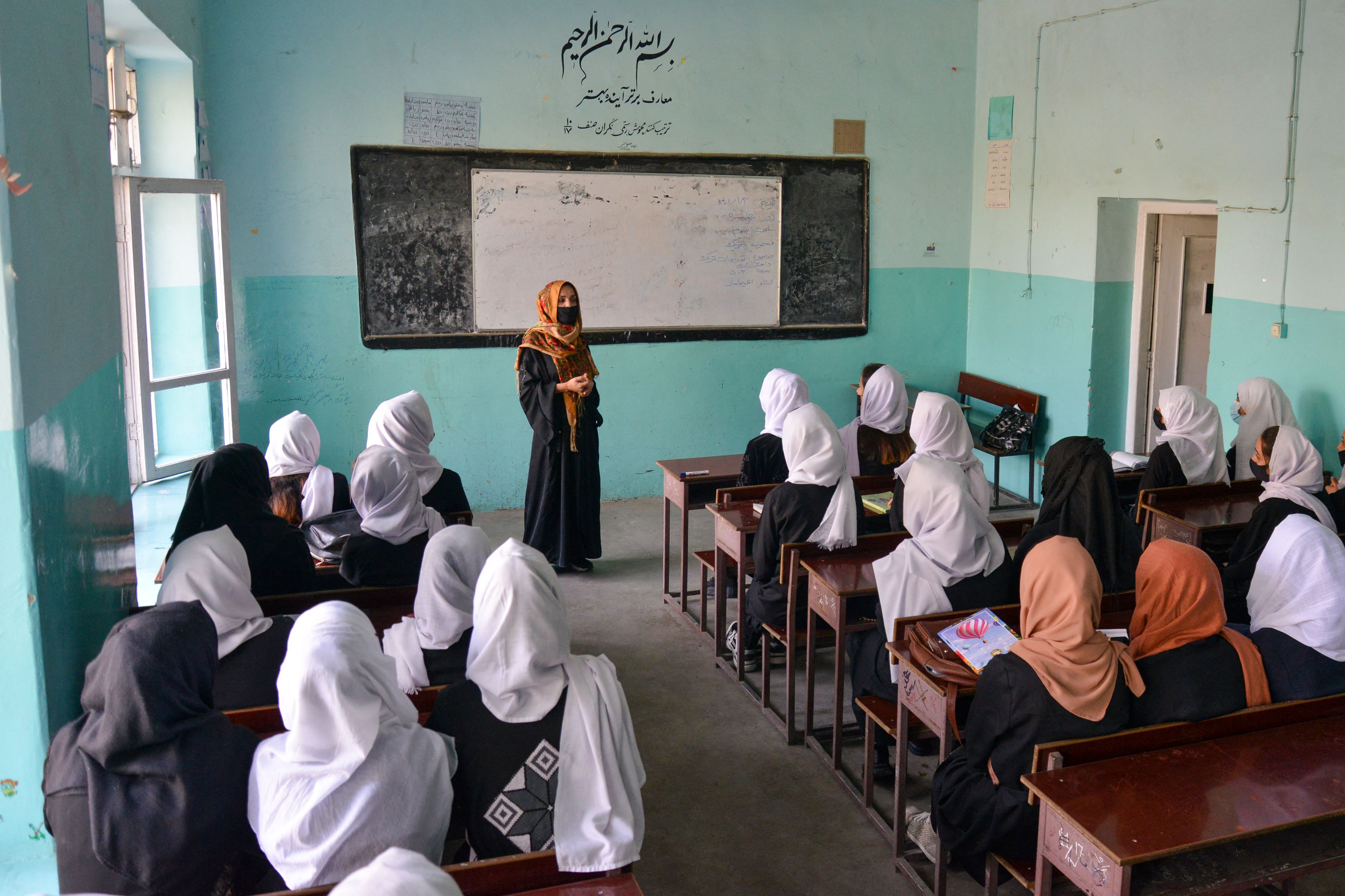 EE.UU. cancela el diálogo con los talibanes por el cierre de escuelas para afganas