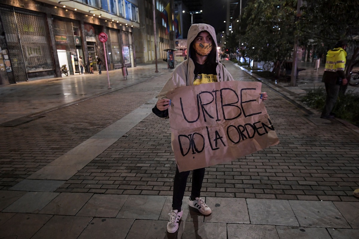 La decisión se adoptó en una sala extraordinaria conformada por cinco de los seis magistrados de la Sala de Instrucción de la Corte Suprema de Justicia, pues la magistrada Cristina Lombana fue separada del caso.
