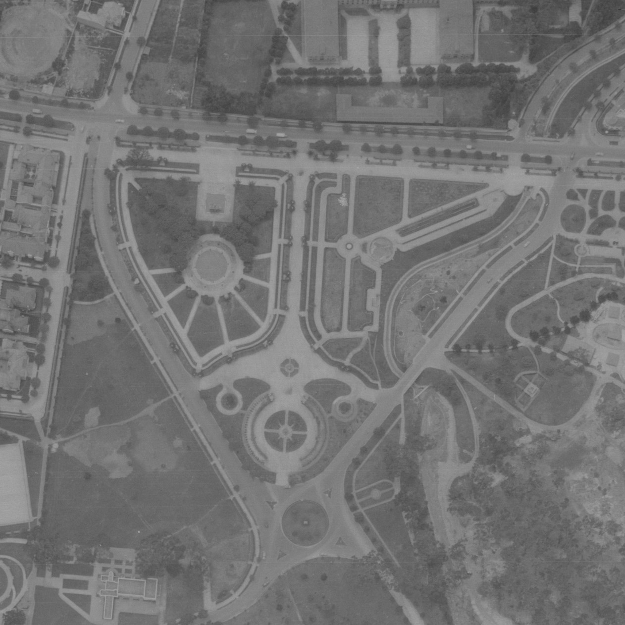 Aerofotografía del Parque Nacional, 1943Instituto Geográfico Agustín Codazzi.Y claro que tiene un gran mérito arquitectónico. Es una obra fundamental en el proceso de modernización de la ciudad, en la que se ven estilos muy representativos de la arquitectura moderna y art decó características de la época en Europa y otros países; lo dice su declaratoria como Bien de Interés Cultural de la Nación : “… la parte baja del Parque Nacional Olaya Herrera de Santafé de Bogotá es el primer parque proyectado a escala urbana para la ciudad, de acuerdo con los diseños de los arquitectos Karl Brunner y Pablo de la Cruz, hacia 1930, paralelamente por poseer un plan que mezcla los conceptos del jardín inglés, francés y japonés, se mantiene históricamente como hito urbano y es punto de encuentro y recreación para la población capitalina”.