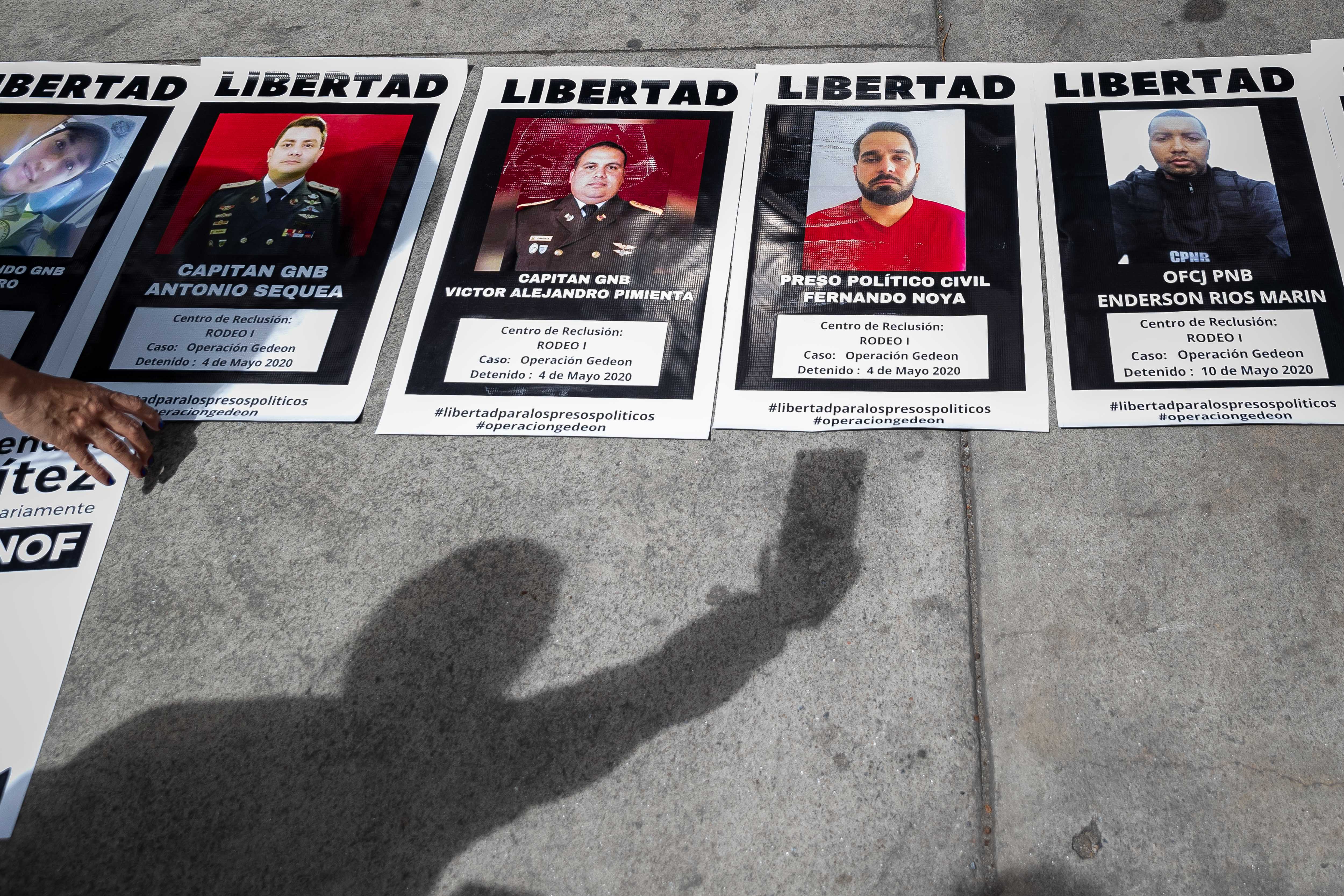 -FOTODELDÍA- AME3100. CARACAS (VENEZUELA), 18/07/2024.- Fotografía de imágenes de presuntos presos políticos durante una protesta frente al Ministerio Público para exigir su liberación, este jueves, en Caracas (Venezuela). Familiares de "presos políticos" en Venezuela protestaron este jueves frente a la sede del Ministerio Público (MP, Fiscalía), en Caracas, contra las "condiciones inhumanas" que -denunciaron- reciben sus parientes en cárceles del país. EFE/ Ronald Peña