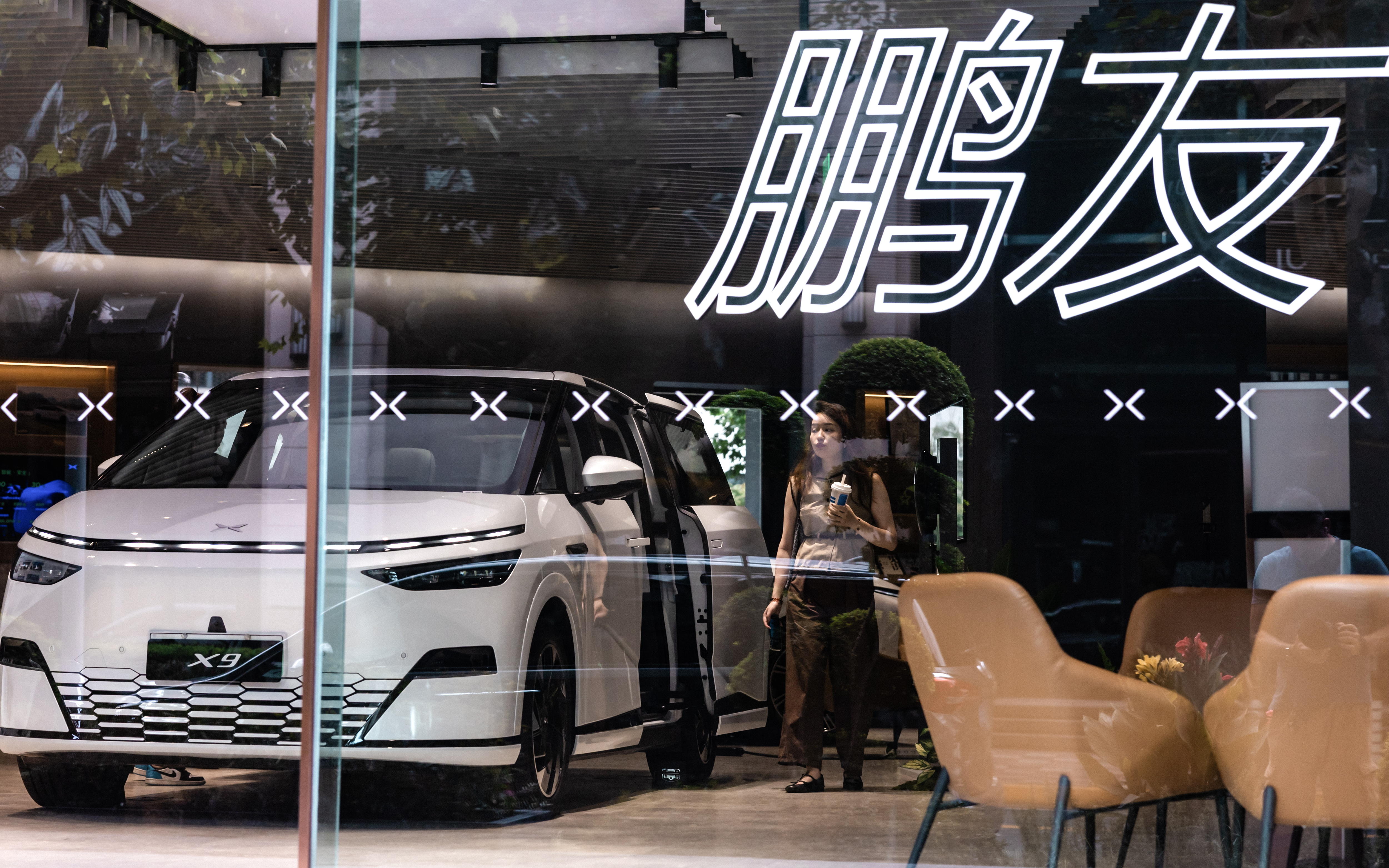 Comisión Europea mantiene aranceles a carros eléctricos chinos, pero buscan salida