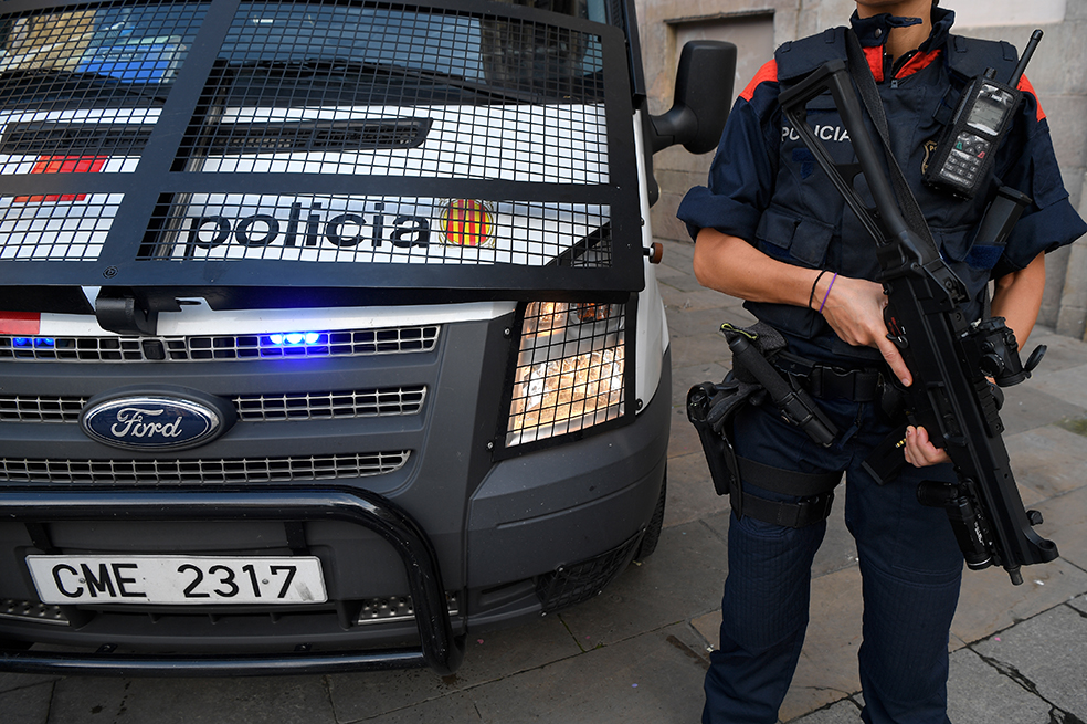 Gobierno español e independentistas luchan por controlar la policía catalana
