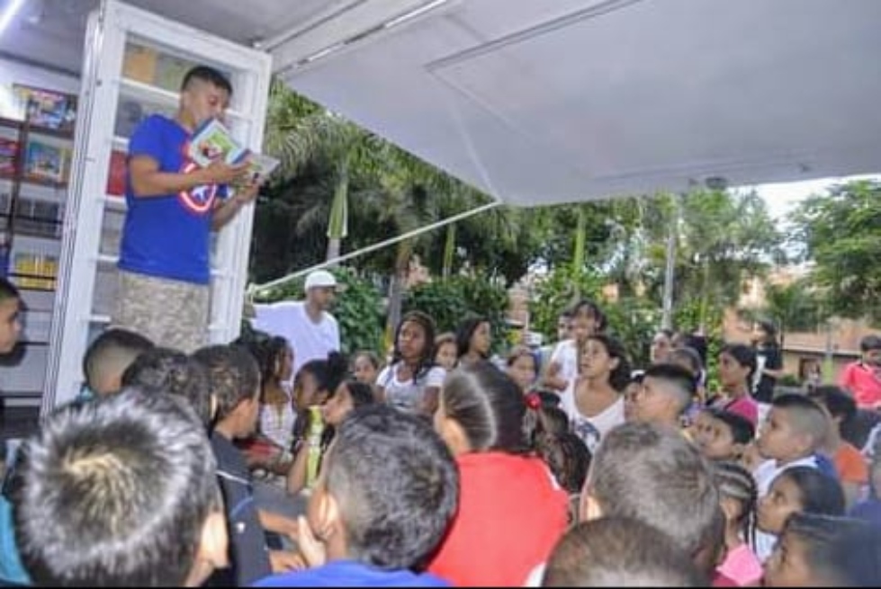 Steven Escobar participando de las jornadas de lectura en voz alta.