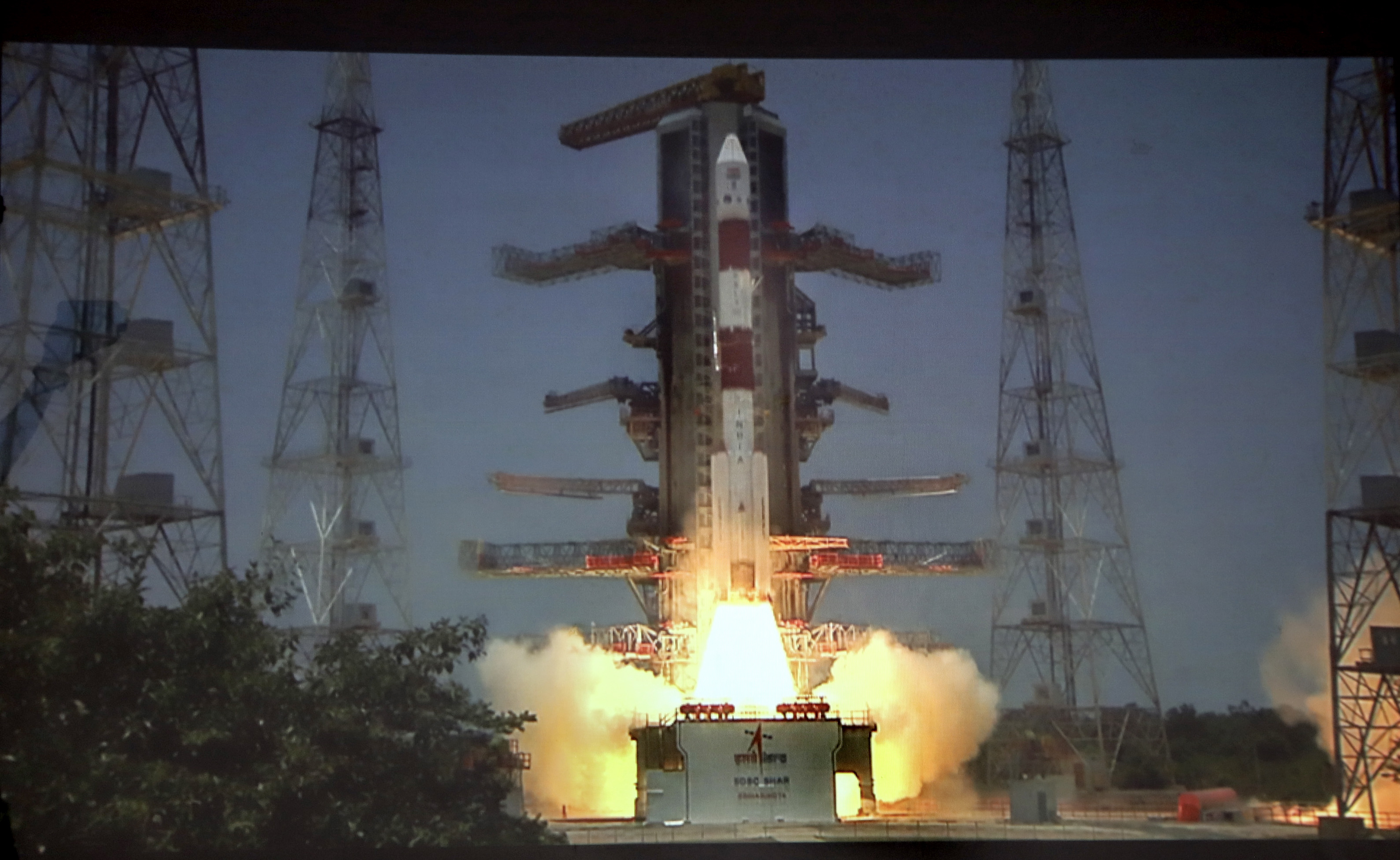 Kolkata (India), 02/09/2023.- A live coverage shows Indian Space Research Organisation (ISRO)'s Aditya-L1 mission payloads blasting off from a launch pad aboard the Polar Satellite Launch Vehicle (PSLV) XL rocket, at Birla Industrial and Technological Museum (BITM) in Kolkata, India, 02 September 2023. Aditya-L1, the first mission of Indian Space Research Organisation (ISRO) dedicated to studying the Sun, was launched on 02 September from the Satish Dhawan Space Centre, in Sriharikota. EFE/EPA/PIYAL ADHIKARY