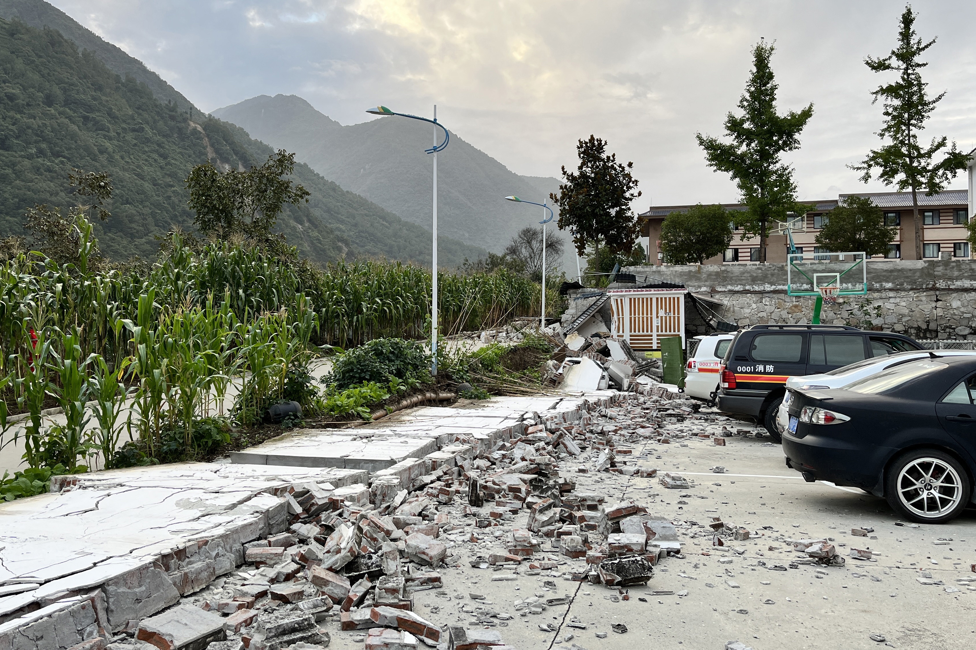 Temblor deja 21 personas muertas y múltiples daños materiales en China