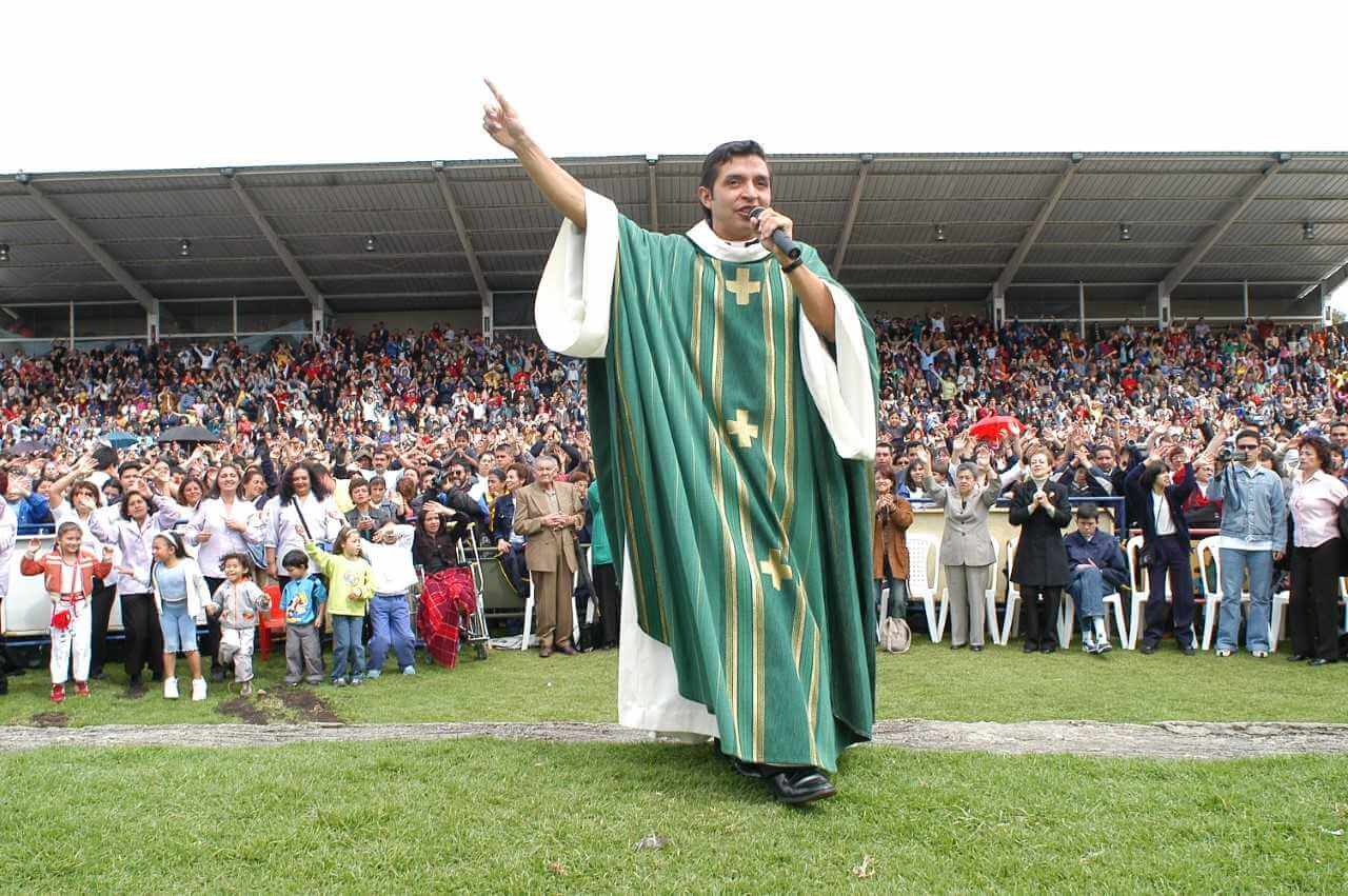 “Soy del partido de Dios”: padre Chucho ante rumores sobre participación en política