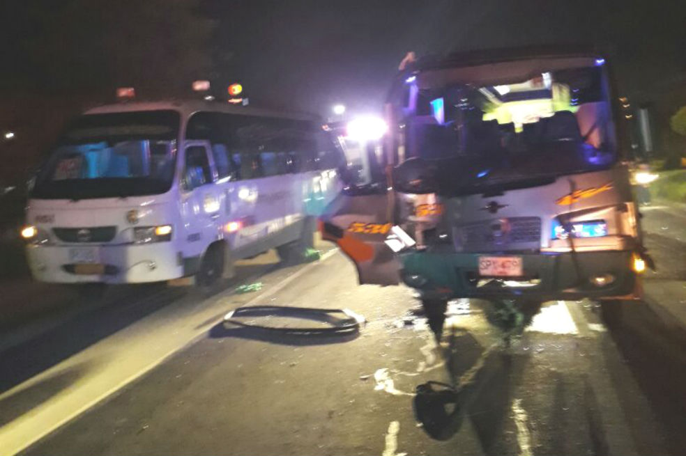 Choque de dos buses en vía Bogotá-Villeta deja al menos 30 heridos