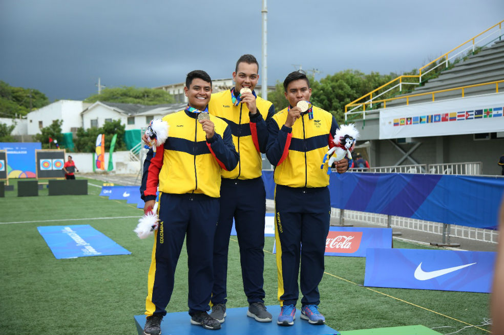 El equipo masculino de tiro con arco recurvo celebra el oro. / Cortesía