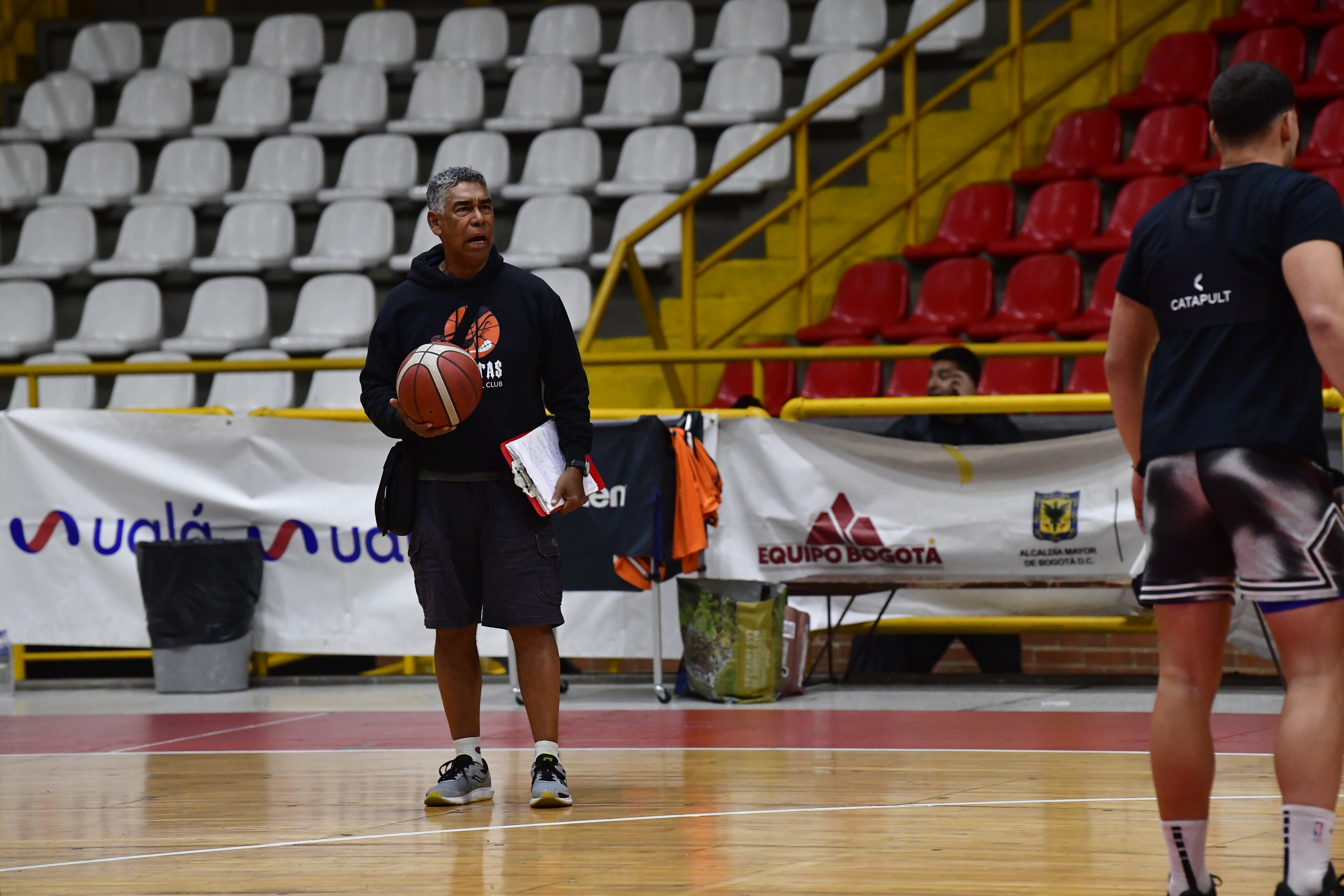 Entrenador del equipo de baloncesto Piratas de Bogotá