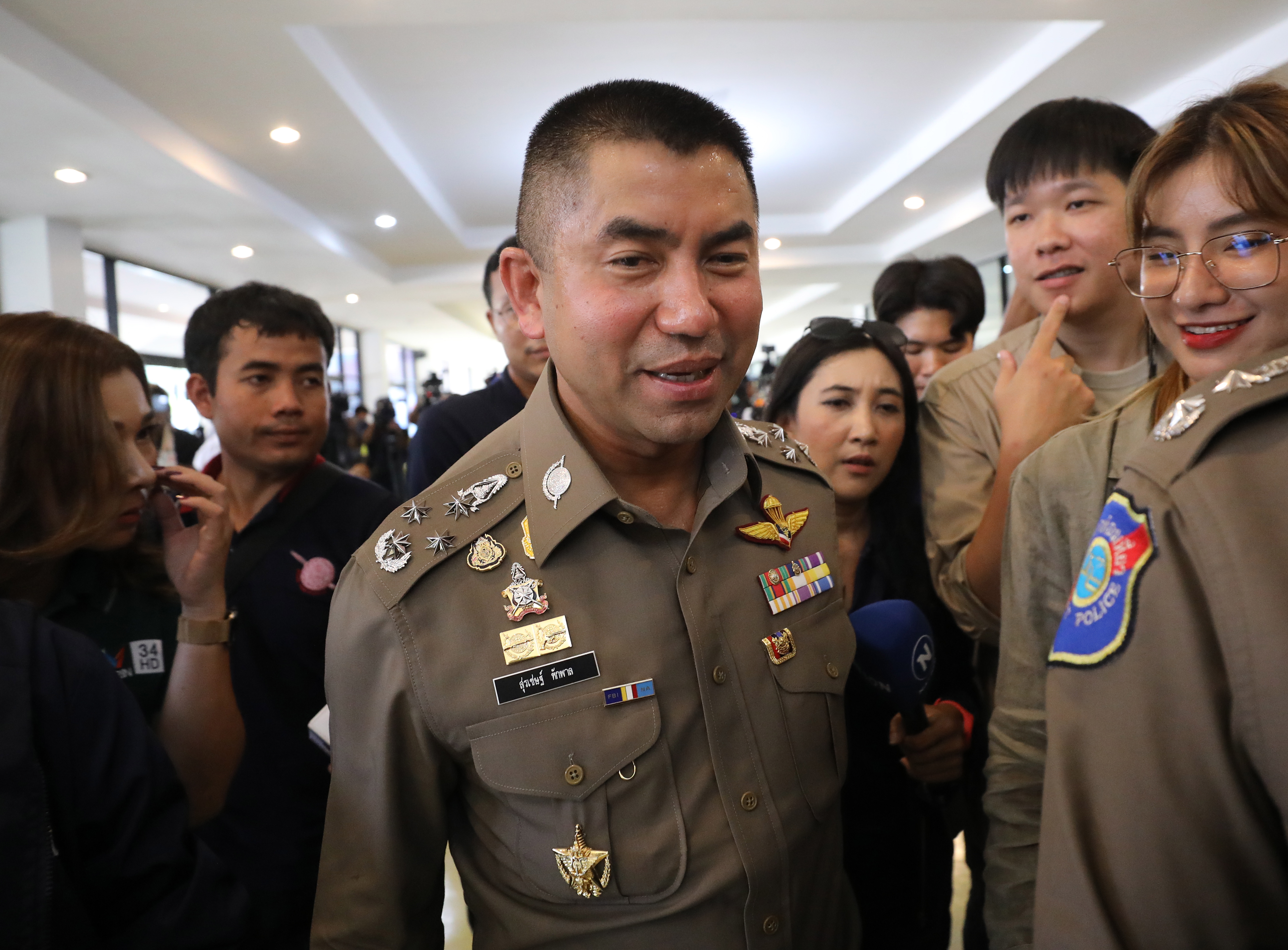 Bangkok (Thailand), 25/09/2023.- Thai Deputy National Police Chief Surachate Hakparn (C) arrives at Royal Thai Police Sports Club, in Bangkok, Thailand, 25 September 2023. Surachate is accused of being involved in an illegal online gambling case, after the cyber police with commando team officers raid many locations Including his safe house in Bangkok. At least 14 suspects were arrested including five police officers and nine civilians in connection with this online gambling and at least three high-ranking police officers were arrested too. (Tailandia) EFE/EPA/NARONG SANGNAK