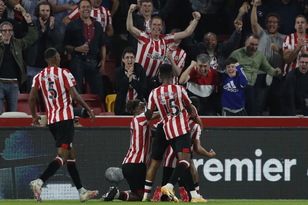 Los jugadores del Brentford celebran uno de los goles con los que derrotaron al Arsenal.