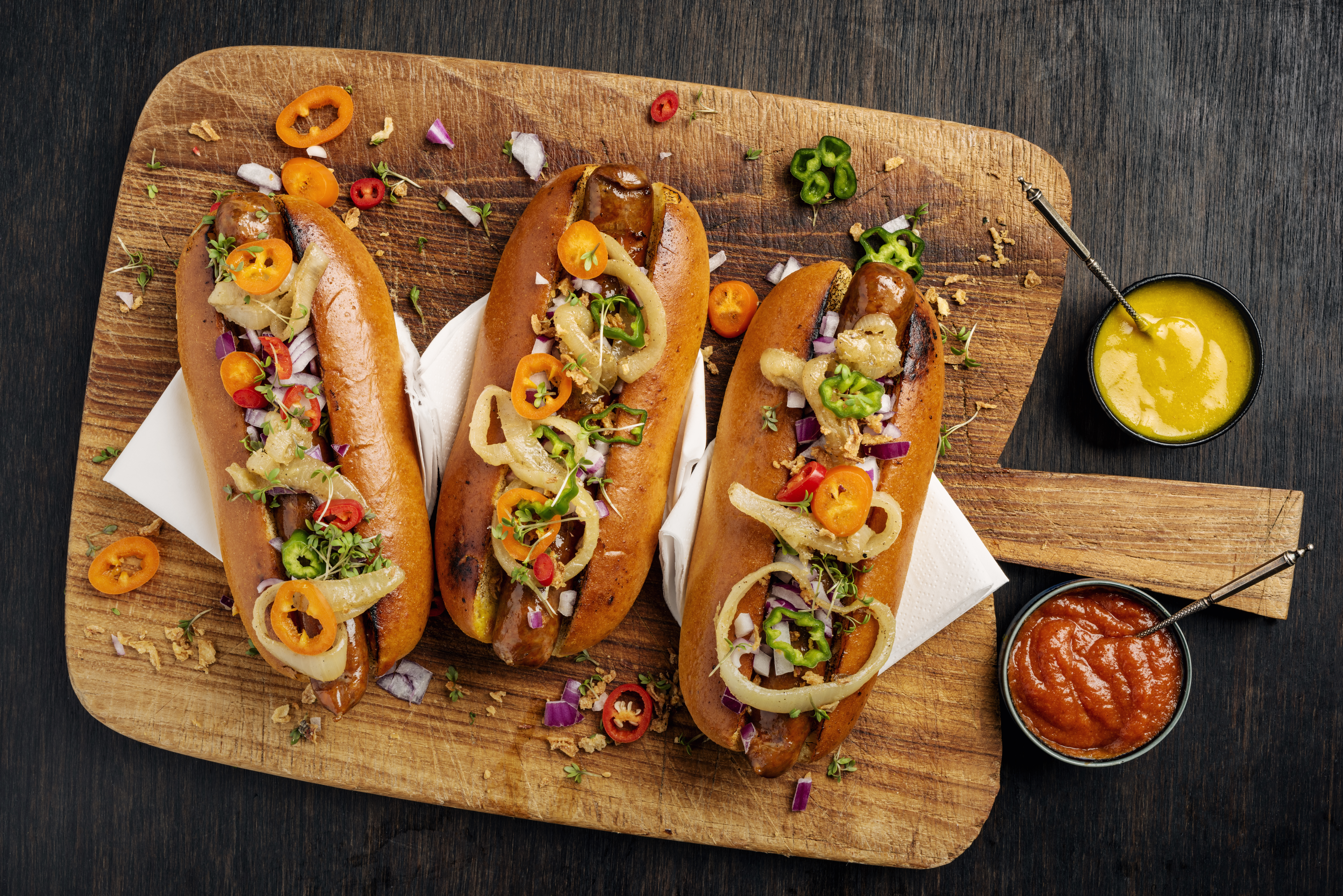 Mini perros calientes con cebolla caramelizada