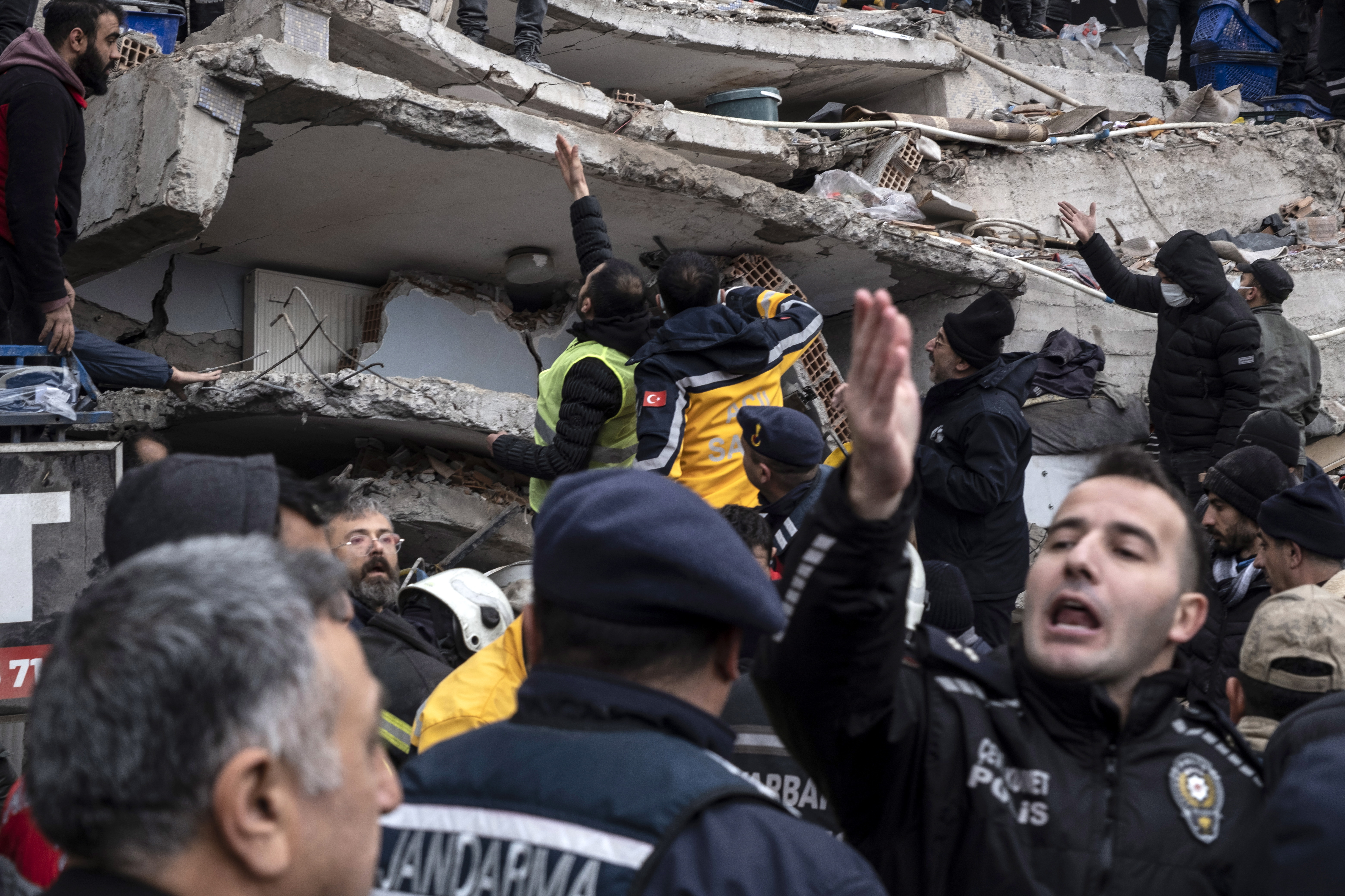 Zelenski, Putin y la Unión Europea ofrecen ayuda a Turquía después de terremoto