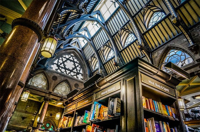 En Bradford, Reino Unido, la cadena británica de librerías Waterstones le apostó por una experiencia más única de libros y cultura, y es que el espacio en donde está ocupa un antiguo edificio dedicado al comercio de lana, cuya arquitectura imponente convive hoy con estanterías llenas de libros y un café donde se sirven bebidas calientes y pasteles —con refill incluido— mientras se recorre el lugar.