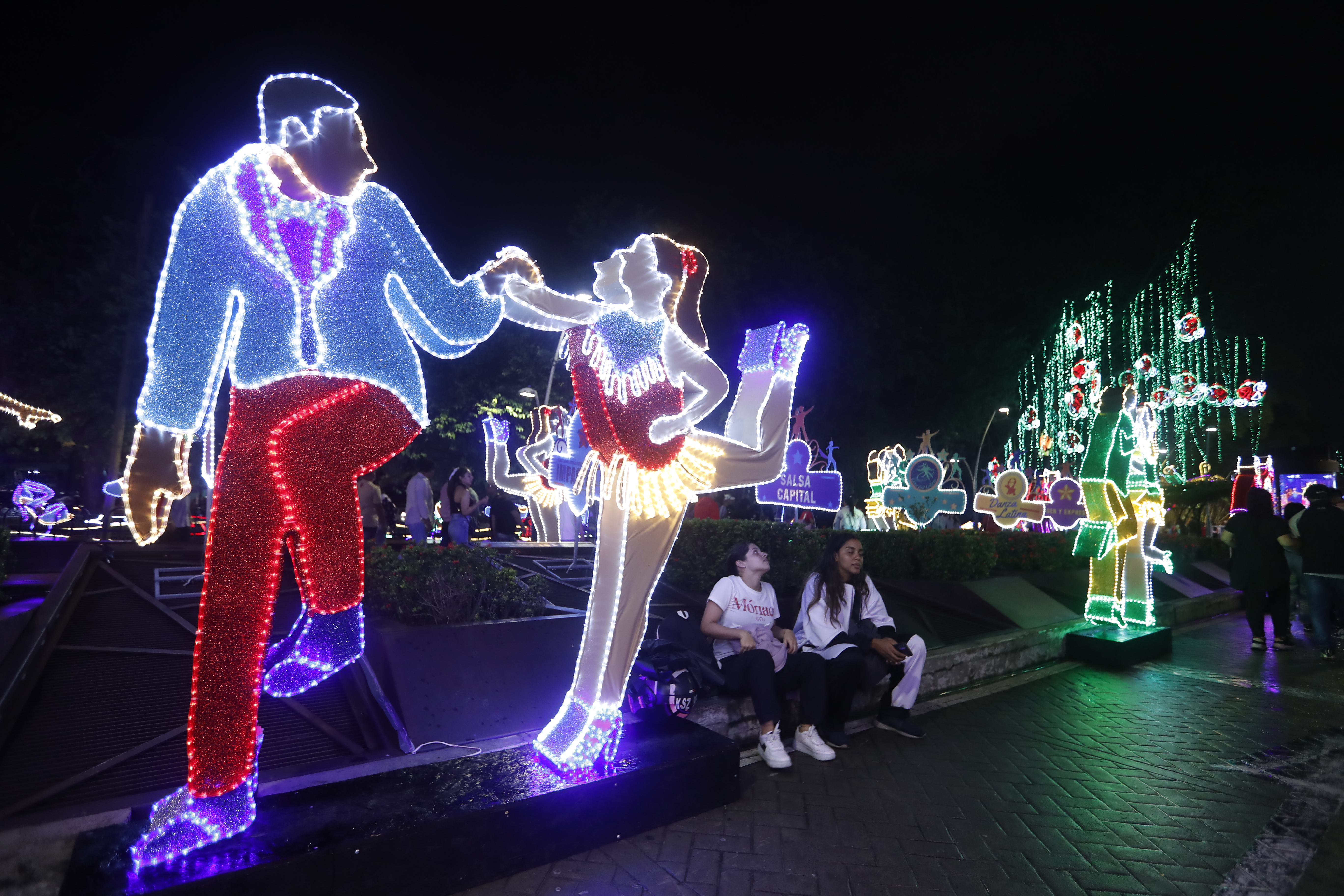 AME2564. CALI (COLOMBIA), 06/12/2023.- Fotografía que muestra el alumbrado navideño hoy en Cali (Colombia). El tradicional Bulevar del Río Cali es el lugar escogido para que los caleños y visitantes, disfruten con las luces que adornan este espacio, con figuras alusivas a la salsa. EFE/Ernesto Guzmán
