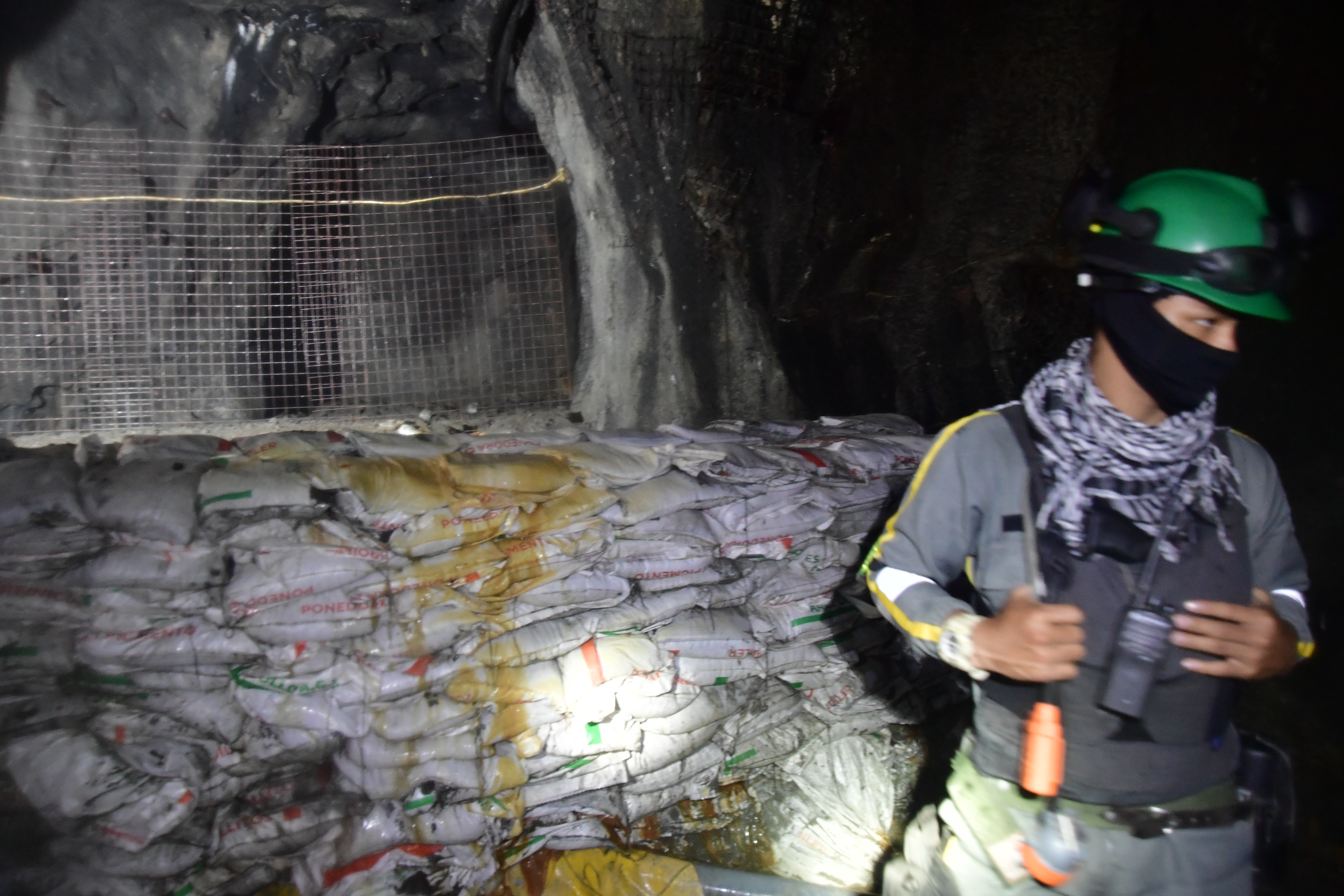 Entrada, túneles, trabajadores y maquinaria de esta mina, ubicada en la vereda Higabra, en Buriticá (Antioquia).