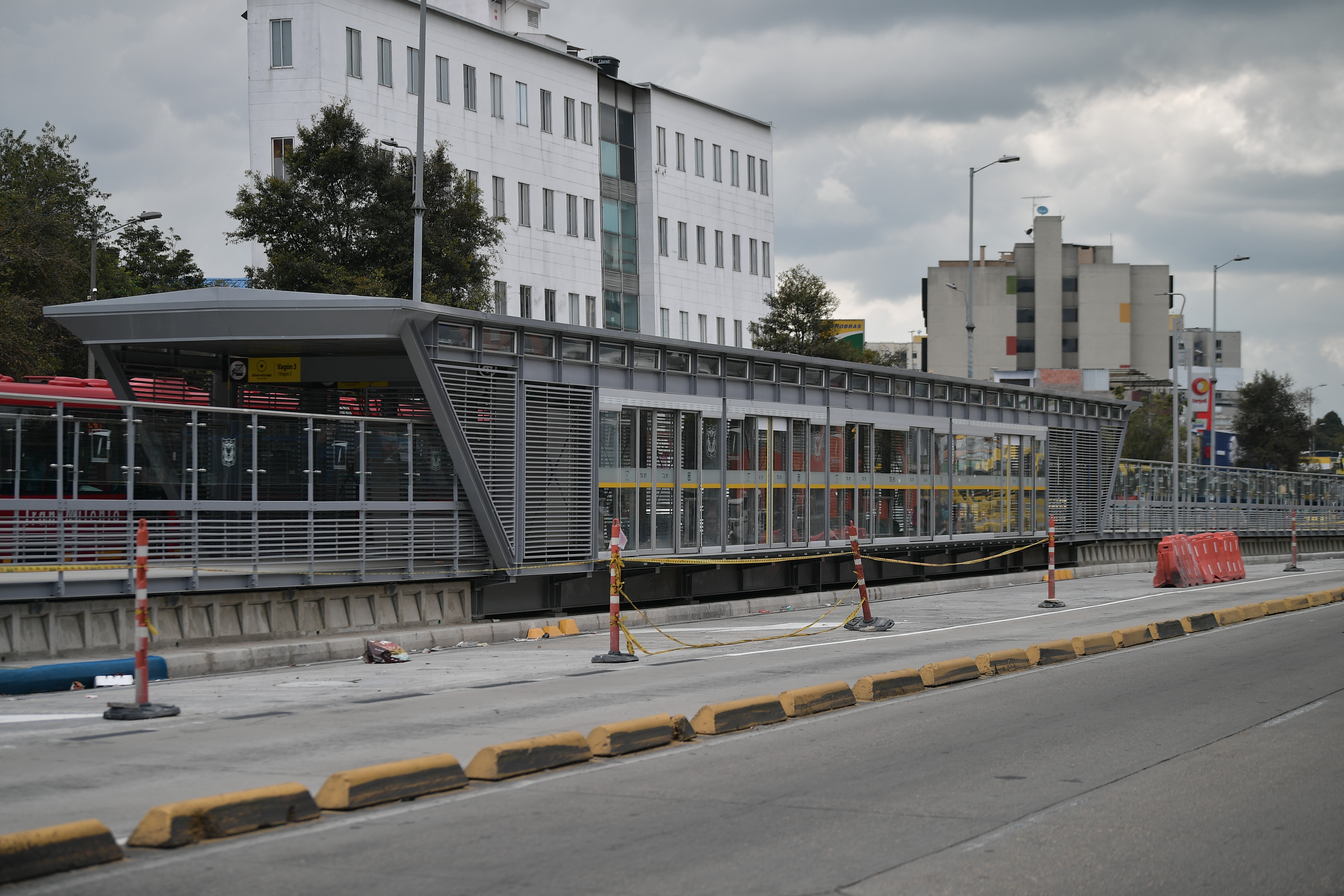 Estaciones de Transmilenio siguen cerradas en Autopista Norte por daño en tubería