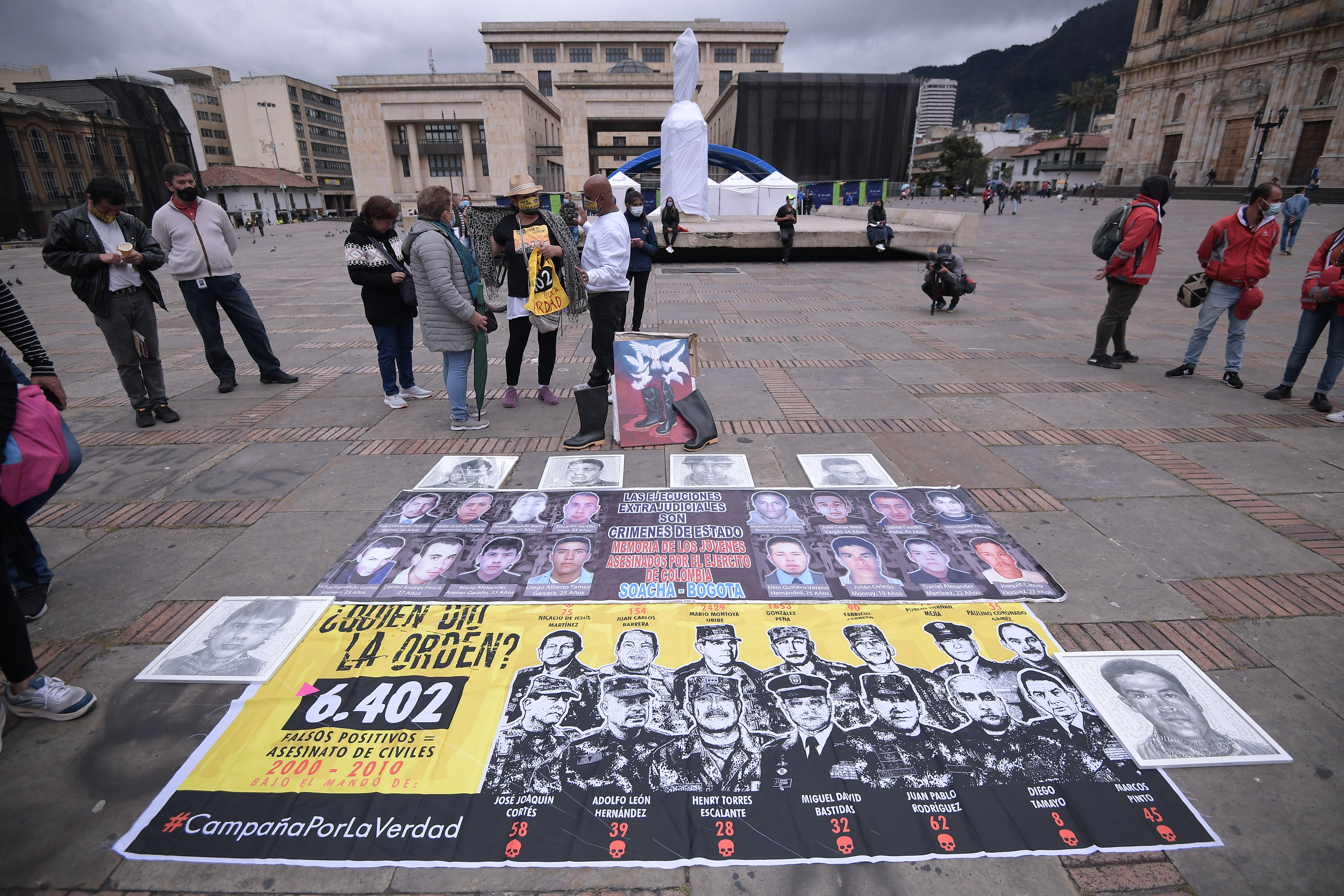 Performance de las Madres de Falsos Positivos (Mafapo), en la Plaza de Bolívar, exigiendo justicia por los 6402 jóvenes asesinados, en el marco del día internacional de las víctimas de desaparición forzada.