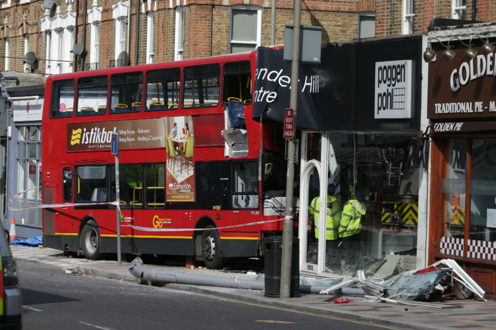 Diez heridos deja accidente de autobús urbano en Londres