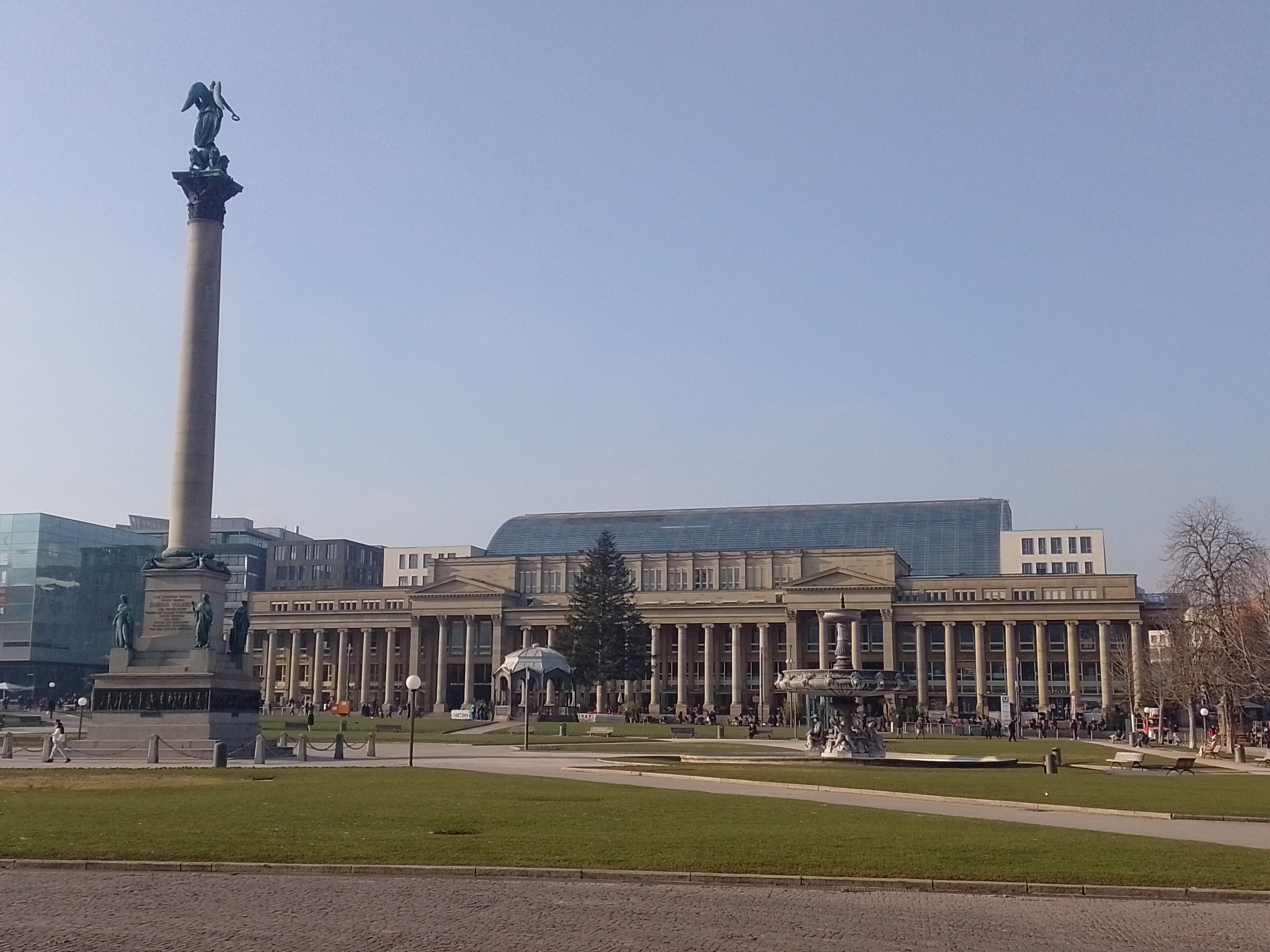 La Schlossplatz, principal punto de encuentro, limita al occidente con la peatonal Königstrasse y el edifico Königsbau de vistosas columnas, donde hay cafés para sentarse y ver la vida trascurrir.