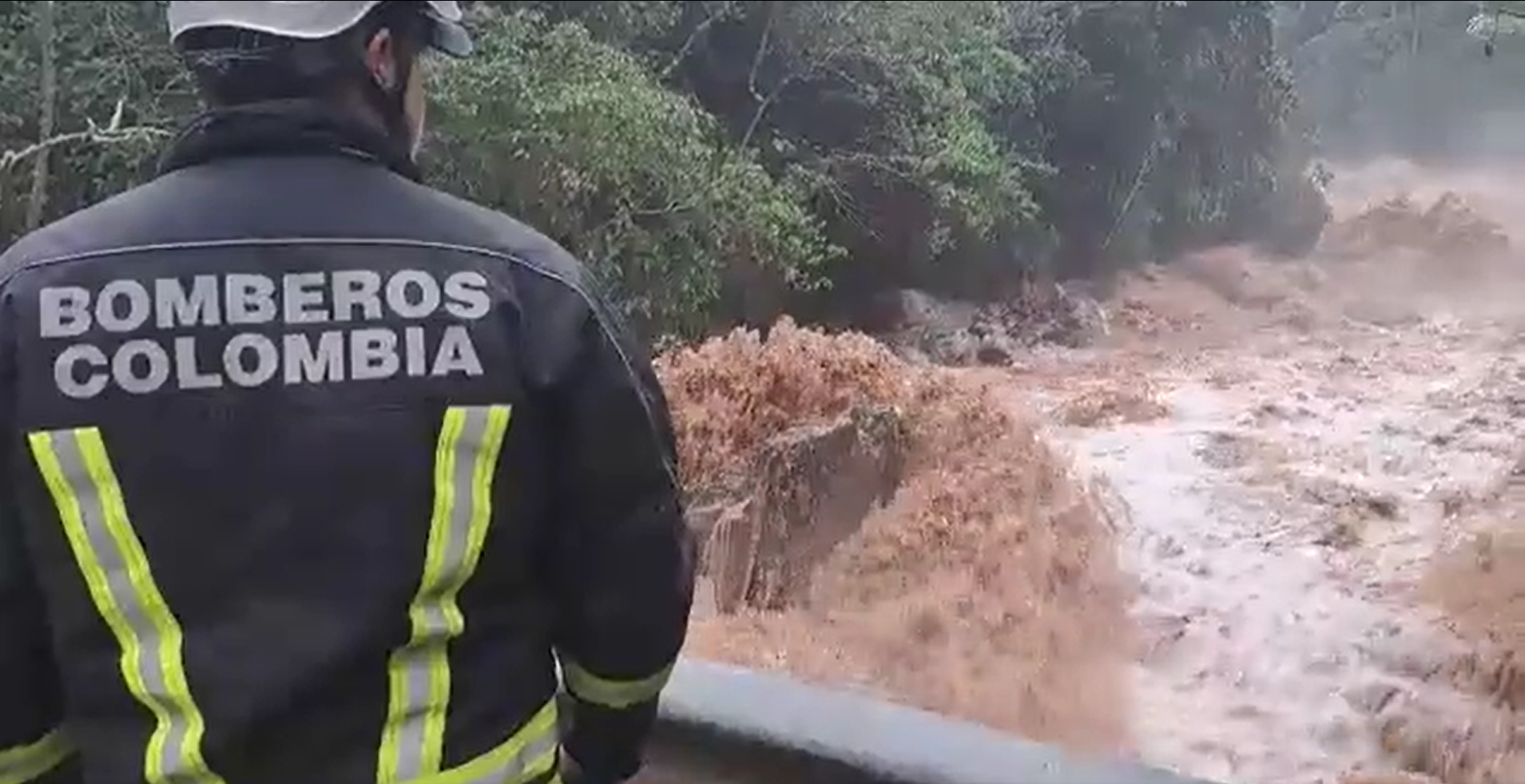 Los líos con lo que cientos de bomberos de Cundinamarca asumirán el fenómeno de La Niña