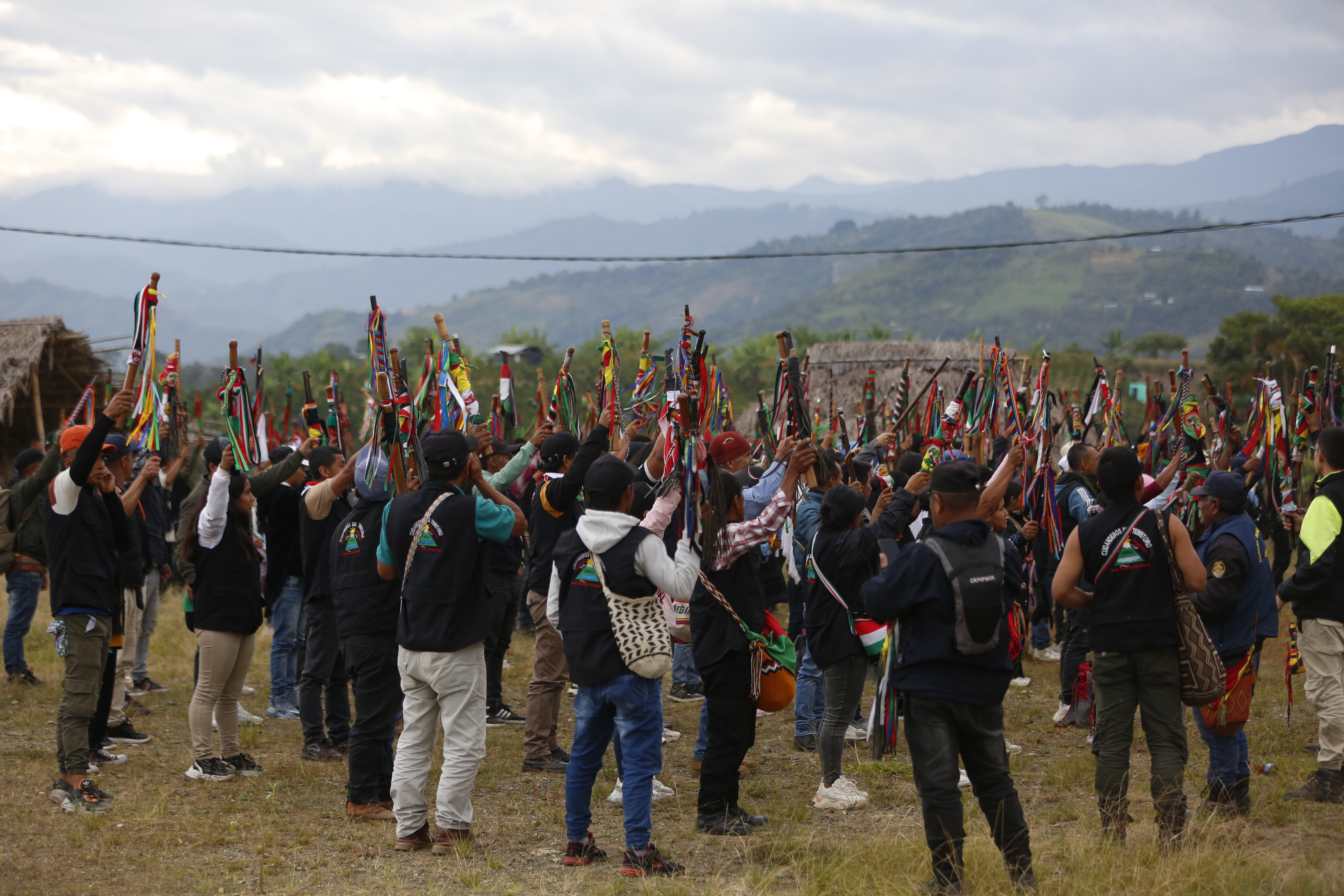AME8563. MONTERILLA (COLOMBIA), 14/03/2024.- Indígenas se preparan para una movilización hacia la ciudad de Cali en la denominada Minga social y comunitaria este jueves, en Monterilla (Colombia). La movilización indígena 'Minga por transformaciones para la vida, el territorio, la democracia y la paz' arrancó este jueves en Monterilla, localidad del departamento del Cauca, en dirección a Cali, la principal ciudad del suroeste de Colombia, para reclamar apoyo del Gobierno por el recrudecimiento del conflicto armado en sus territorios. EFE/Ernesto Guzmán